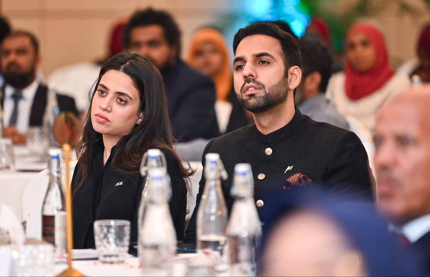 ގްލޯބަލް އިސްލާމިކް ފައިނޭންސް ސަމިޓުގައި ބައިވެރިވި ބޭރުގެ ބައެއް މަންދޫބުން ސަމިޓުގެ ފަހު ދުވަހުގައި ކުރިއަށް ދިޔަ ޕެނަލް ޑިސްކަޝަންގައި ބައިވެރިވަނީ -- ފޮޓޯ: ފަޔާޒު މޫސާ | މިހާރު