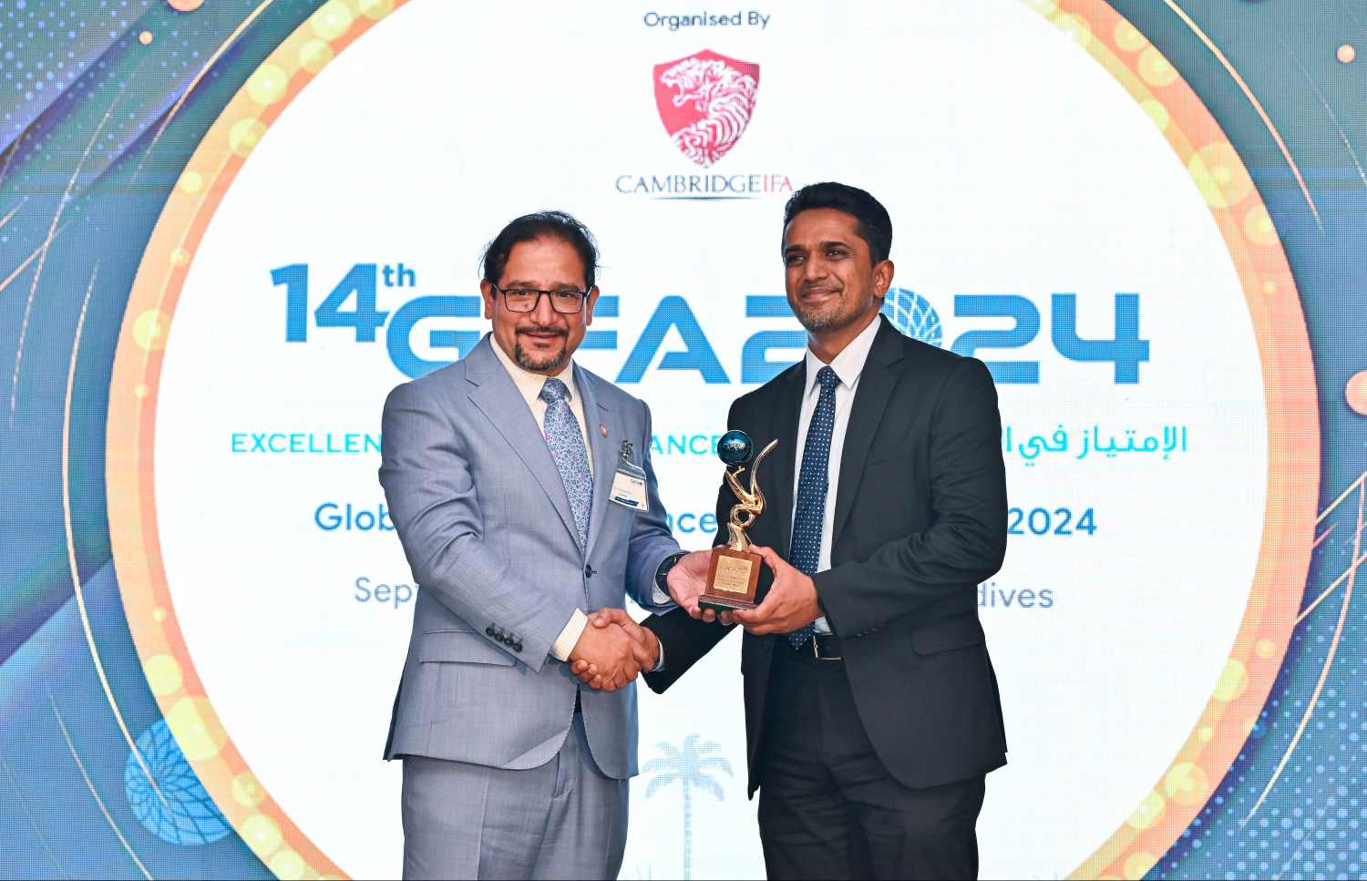 މި އަހަރުގެ ގްލޯބަލް އިސްލާމިކް ފައިނޭންސް ސަމިޓުގައި ގިފާ އެވޯޑް ހާސިލްކުރި އަމާނާ ތަކަފުލްގެ އިސްވެރިއަކާ އެވޯޑު ހަވާލު ކުރައްވަނީ.--- ފޮޓޯ: ފަޔާޒު މޫސާ | މިހާރު