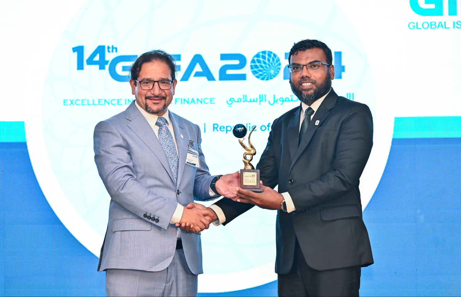 ގިފާ އެވޯޑް ލިބުނު އެމްއައިބީގެ ފަރާތުން އެވޯޑާ ހަވާލުވަނީ.--- ފޮޓޯ: ފަޔާޒު މޫސާ | މިހާރު