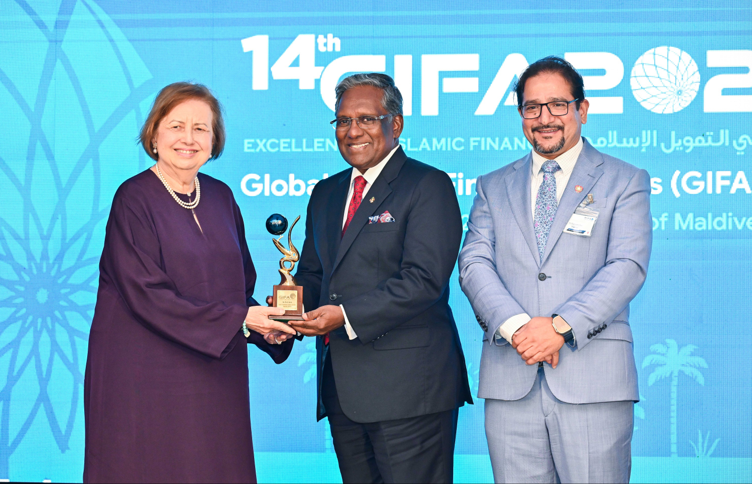 ގްލޯބަލް އިސްލާމިކް ފައިނޭންސް ސަމިޓުގައި ގިފާ އެވޯޑް ހާސިލްކުރި ފަރާތަކަށް ކުރީގެ ރައީސް ޑރ މުހައްމަދު ވަހީދު އެވޯޑާ ހަވާލުކޮށްދެއްވަނީ.--- ފޮޓޯ: ފަޔާޒު މޫސާ | މިހާރު