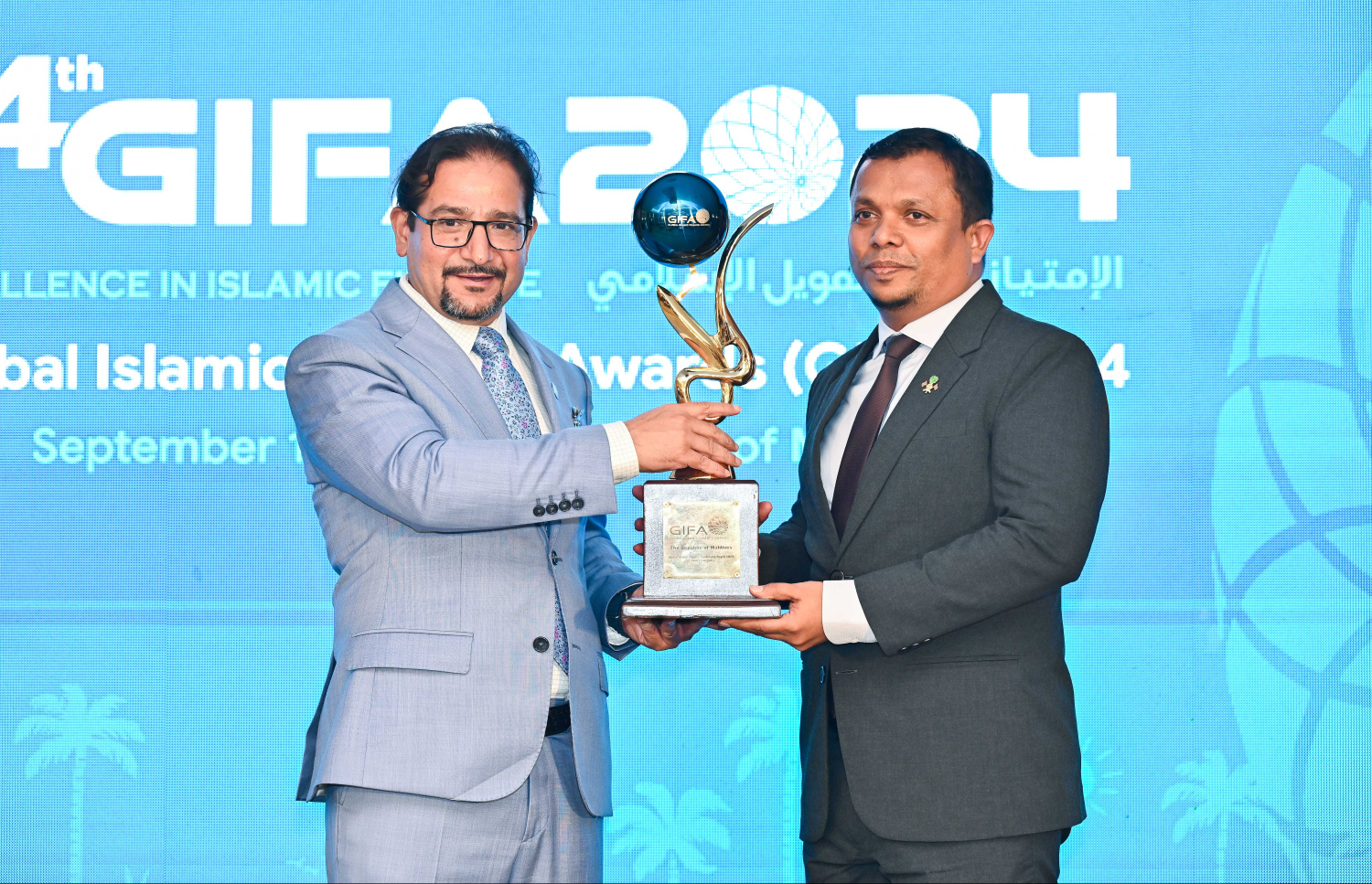 ގްލޯބަލް އިސްލާމިކް ފައިނޭންސް ސަމިޓުގައި ގިފާ އެވޯޑް ހާސިލް ކުރެއްވި ފިނޭންސް މިނިސްޓަރު ޑރ. ޝަފީގުއާ، ގިފާގެ ޑިރެކްޓަ ޖެނެރަލް ޑރ. ހުމާޔަން ޑާރް އެވޯޑު ހަވާކުކޮށްދެއްވަނީ.--- ފޮޓޯ: ފަޔާޒު މޫސާ | މިހާރު