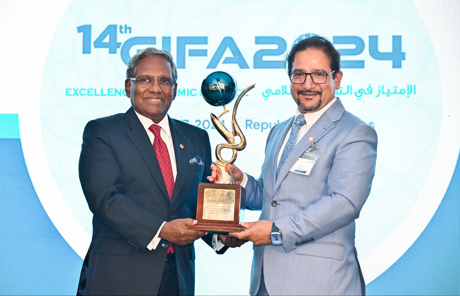 ގްލޯބަލް އިސްލާމިކް ފައިނޭންސް ސަމިޓު ނިންމާލުމަށް ފަހު ބޭއްވި ގަފާ އެވޯޑުގައި މި އަހަރު ލައިފްޓައިމް އެވޯޑް ހާސިލް ކުރެއްވި ކުރީގެ ރައީސް މުހައްމަދު ވަހީދުއާ، ގިފާގެ ޑިރެކްޓަ ޖެނެރަލް ޑރ. ހުމާޔަން ޑާރް އެވޯޑު ހަވާލުކޮށްދެއްވަނީ.--- ފޮޓޯ: ފަޔާޒު މޫސާ | މިހާރު