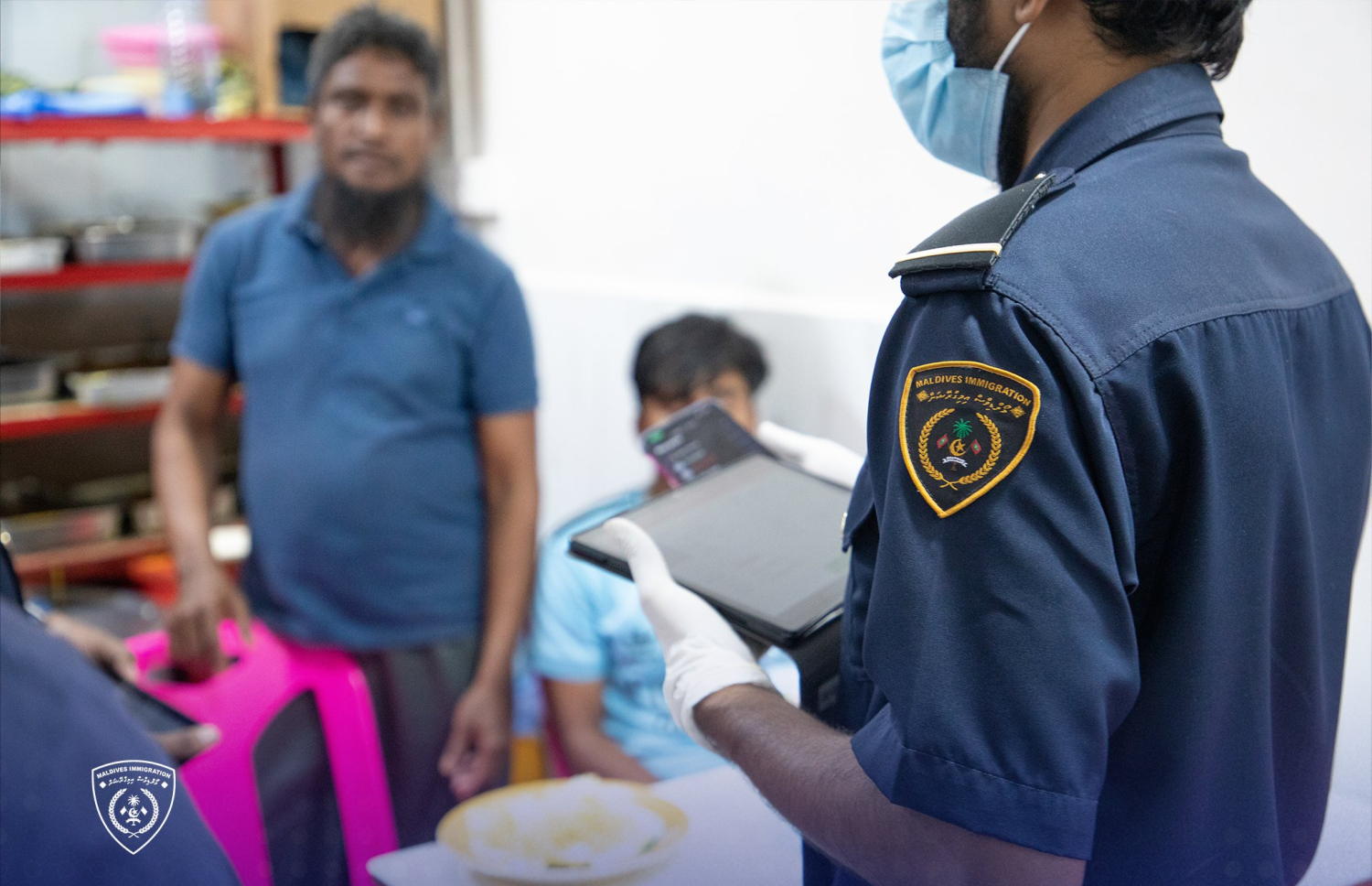 އިމިގްރޭޝަންގެ އޮޕަރޭޝަންގައި ބިދޭސީންނާ ސުވާލުކުރަނީ.-- ފޮޓޯ: އިމިގްރޭޝަން