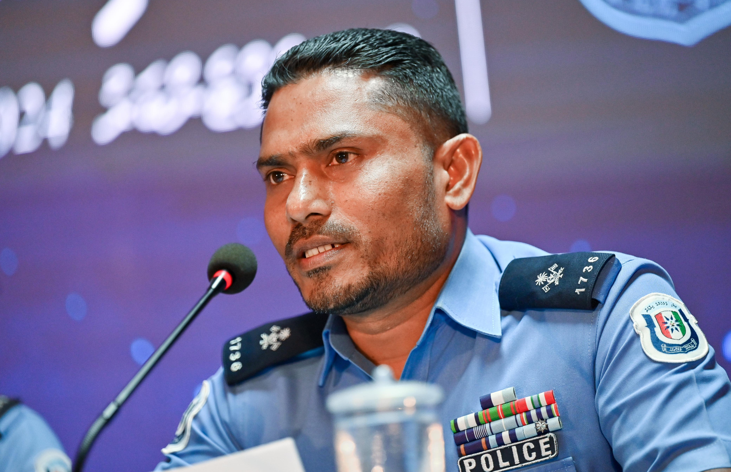 ފުލުހުންގެ ޕްރެސް ކޮންފަރެސްގައި ސުޕްރިޑެންޓެޑް އޮފް ޕޮލިސް އަދި ޑްރަގް އެންފޯސްމަންޓް ޑިޕާޓްމަންޓުގެ ހެޑް ނިހާދު ހުސެއިން ވާހަކަދައްކަވަނީ.-- ފޮޓޯ: ފަޔާޒް މޫސާ | މިހާރު