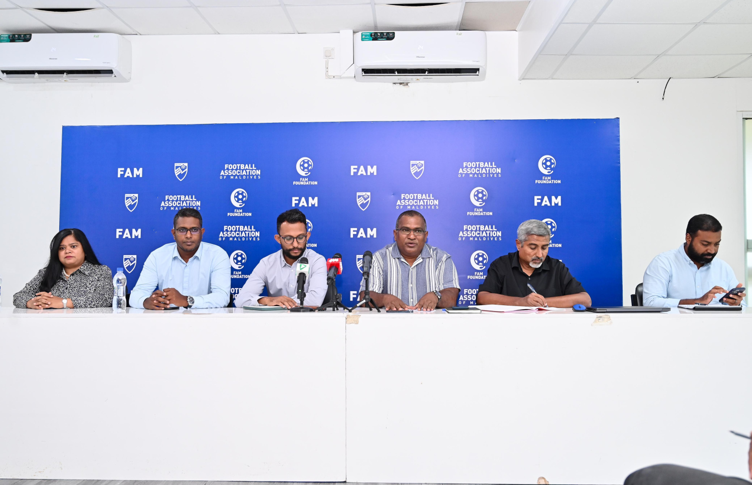 އެފްއޭއެމްގެ ނޯމަލައިޒޭޝަން ކޮމިޓީގެ މެމްބަރުންނާއި އެ އެސޯސިއޭޝަނުގެ ކުރީގެ ޖެނެރަލް ސެކްރެޓަރީ ޖައުޝަން (ކ) ނޫސްވެރިންގެ ބައްދަލުވުމެއްގައި. ފައިލް ފޮޓޯ