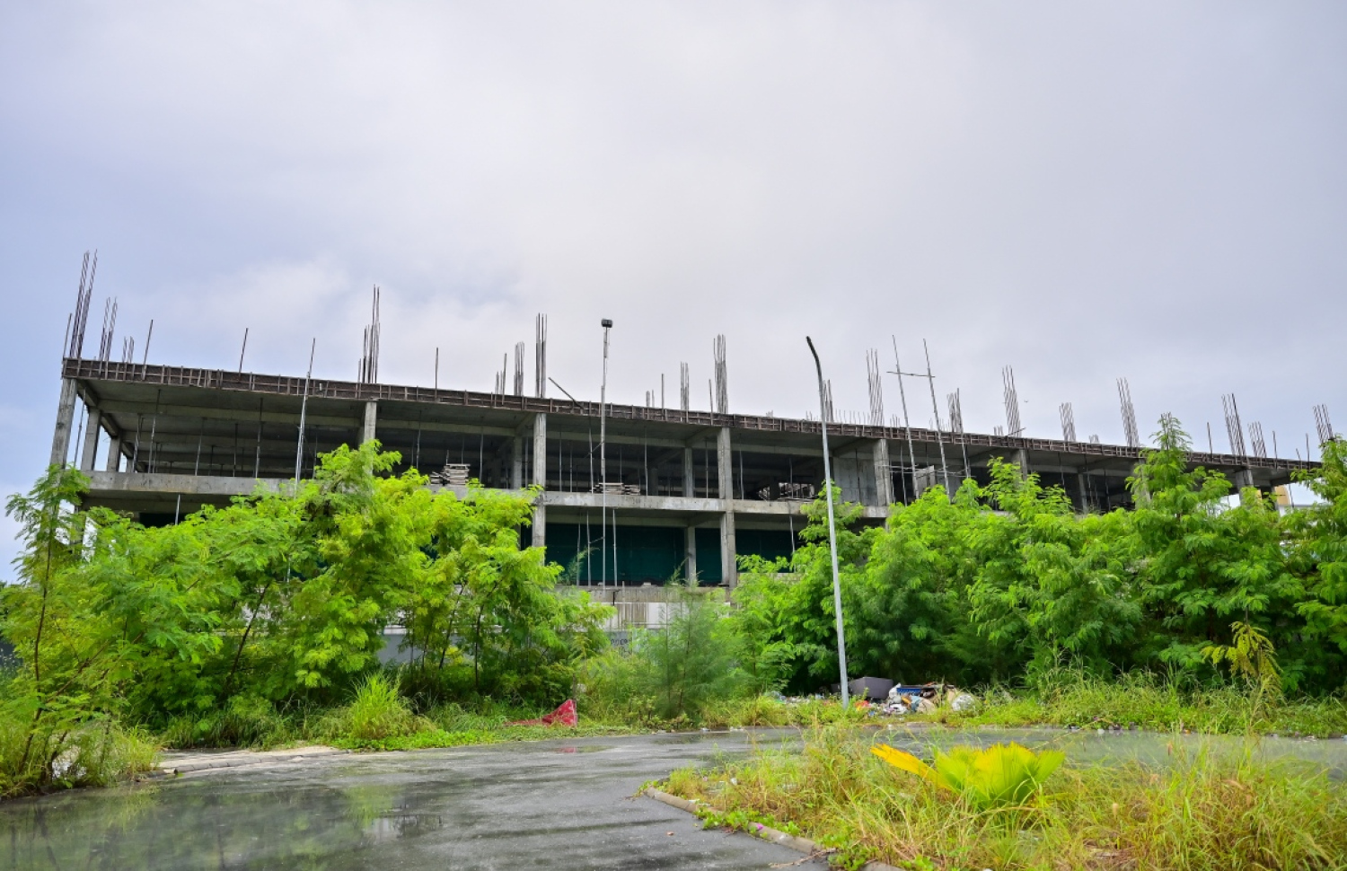 ފުޓްބޯޅަ ސްކޫލް ހެދުމަށް އެފްއޭއެމަށް ދޫކޮށްފައިވާ ސަރަަހައްދުގައި އިމާރާތެއް ހަދަން ފަށާފައި: އެ ބިމުގެ ކުއްޔަށްވާ އަށް މިލިއަން ރުފިޔާ އެފްއޭއެމު ނުދައްކާ --- ފައިލް ފޮޓޯ: ފަޔާޒު މޫސާ | މިހާރު