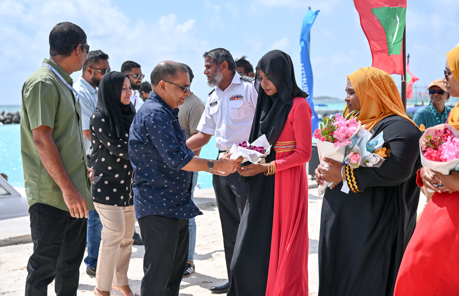 "އުތުުރު އައިއެސްޕީއެސް ގޭޓް" ހުޅުވުމަށް އެމްޕީއެލްގެ އެމްޑީ ވަޖީހު އުލިގަމަށް ވަޑައިގަތުމުން އެ ރަށުން މަރުހަބާ ކިޔަނީ-- ފޮޓޯ: ނިޝާން އަލީ / މިހާރު