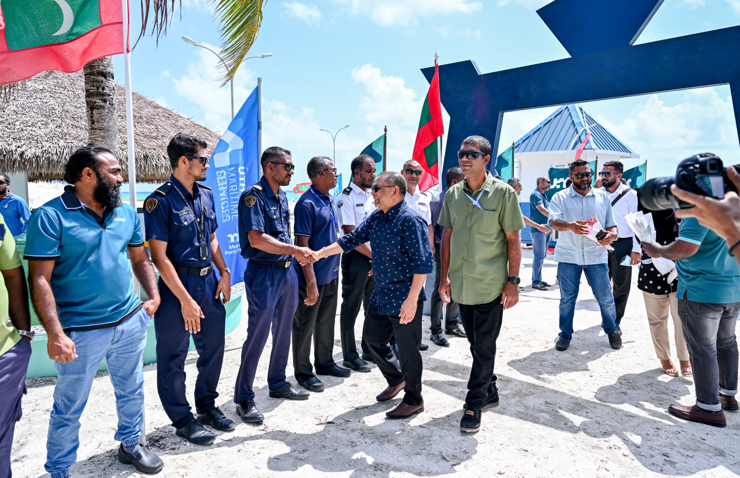 "އުތުުރު އައިއެސްޕީއެސް ގޭޓް" ހުޅުވުމަށް މިއަދު އެމްޕީއެލްގެ އެމްޑީ ވަޖީހު އުލިގަމަށް ވަޑައިގަތުމުން އެރަށުން މަރުހަބާ ކިޔާނީ-- ފޮޓޯ: ނިޝާން އަލީ / މިހާރު