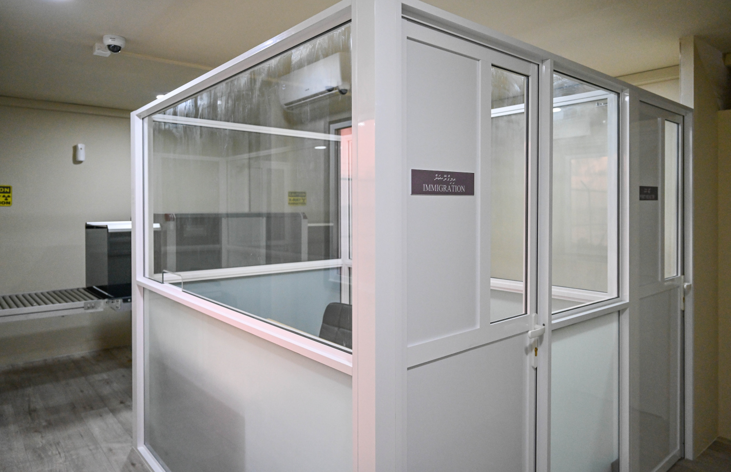 އުތުރު އައިއެސްއައިޕީ އޮފީހުގެ އިމިގްރޭޝަން ހިދުމަތް ދޭ ސަރަހައްދު -- ފޮޓޯ: ނިޝާން އަލީ / މިހާރު