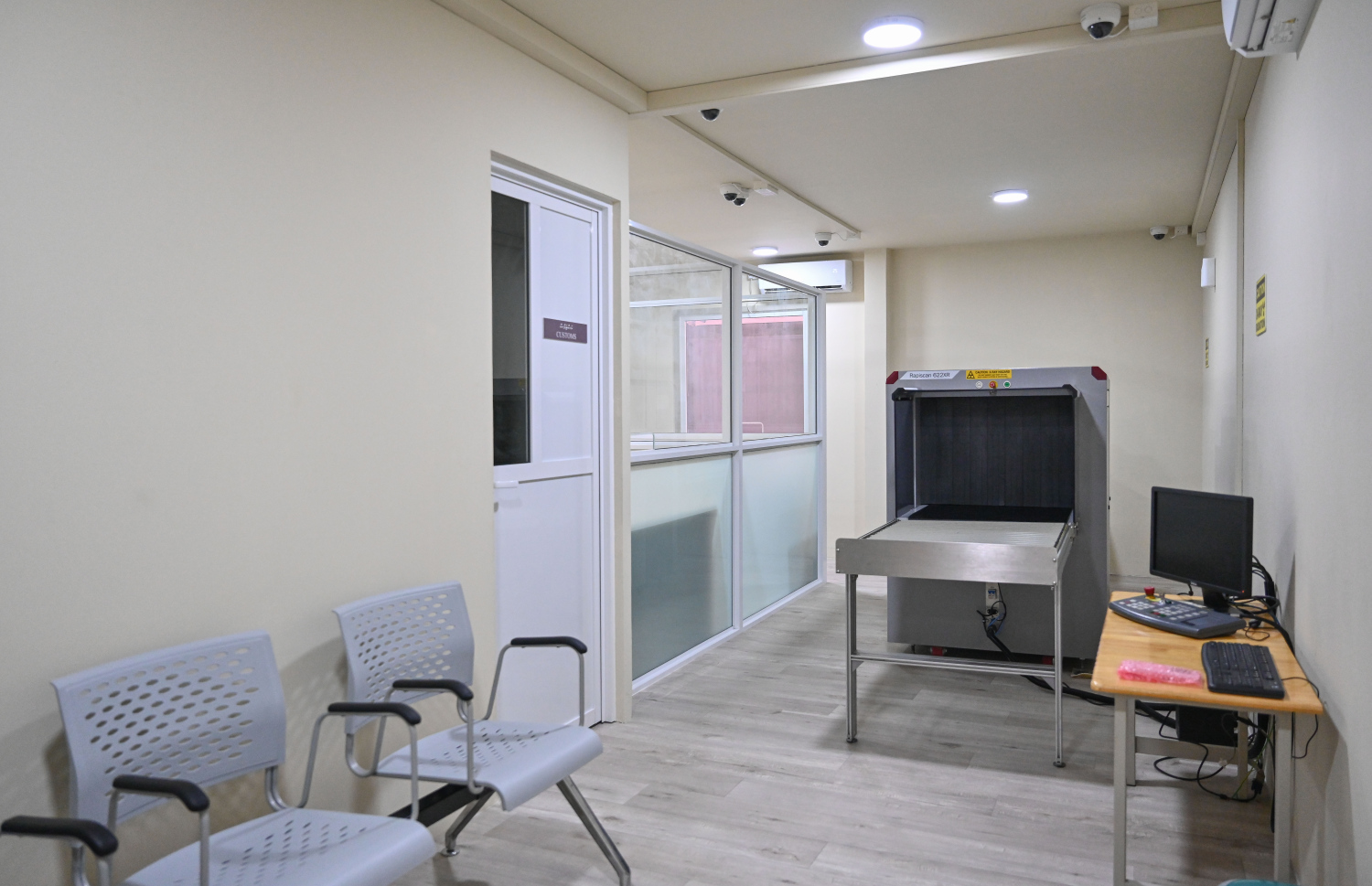 ހއ. އުލިގަމުގައި ހުޅުވި "އުތުރު އައިއެސްޕީއެސް ގޭޓް" ގެ ހިދުމަތް ހޯދަން ދާ މީހުން ސްކްރީން ކުރަން ކަނޑައަޅާފައިވާ ސަރަހައްދު އަދި ސްކްރީނިން މެޝިން.--- ފޮޓޯ: ނިޝާން އަލީ / މިހާރު