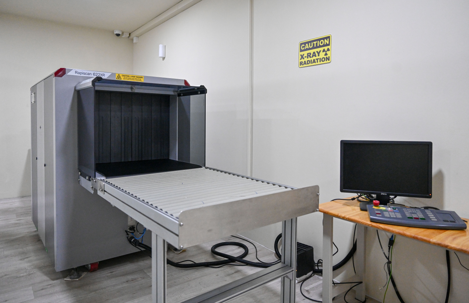 ހއ. އުލިގަމުގައި ހުޅުވި "އުތުރު އައިއެސްޕީއެސް ގޭޓް" ގެ ހިދުމަތް ހޯދަން ދާ މީހުން ސްކްރީން ކުރަން ކަނޑައަޅާފައިވާ ސަރަހައްދު އަދި ސްކްރީނިން މެޝިން.--- ފޮޓޯ: ނިޝާން އަލީ / މިހާރު