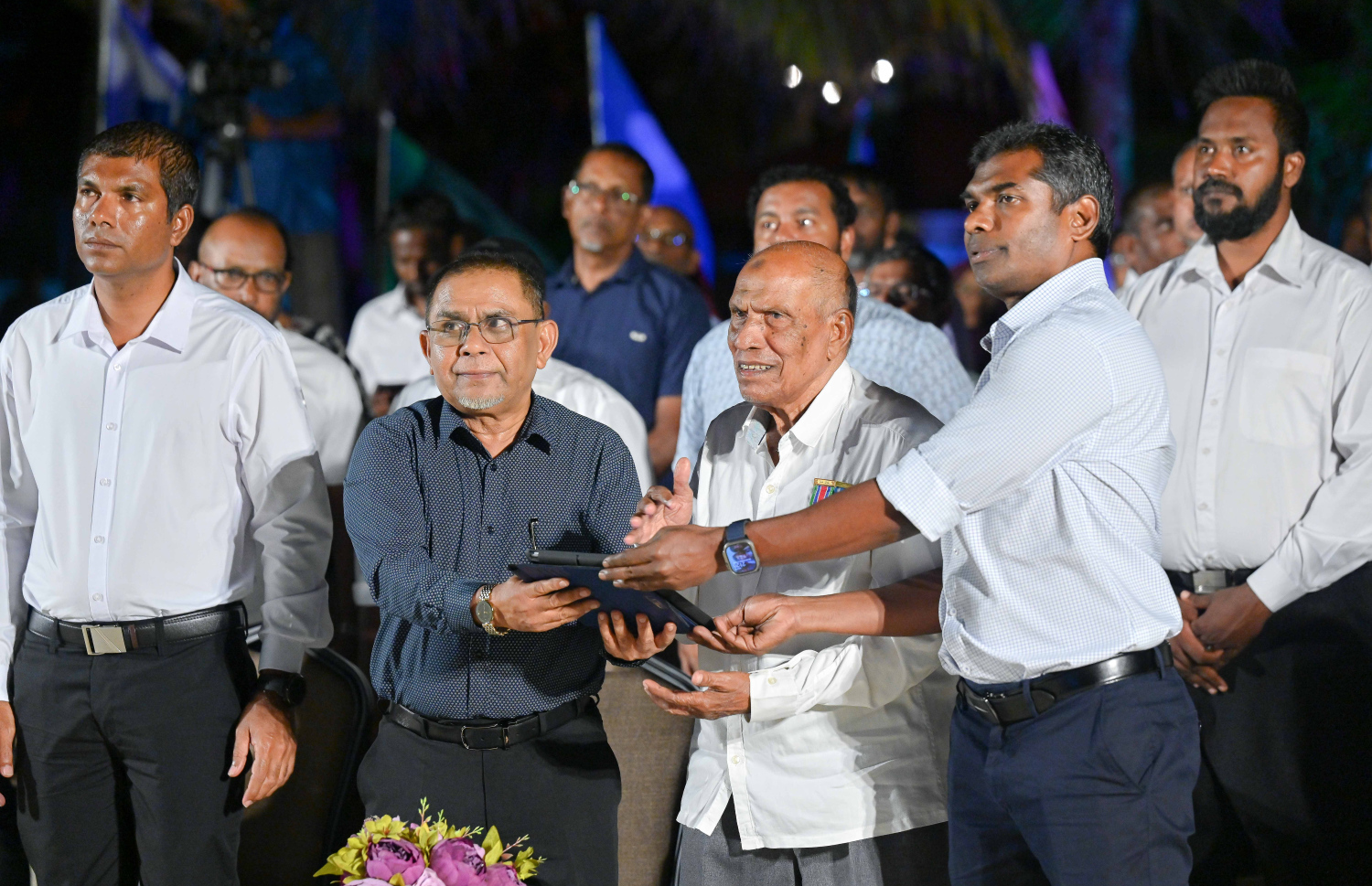 އުތުރު ގޭޓްވޭ، ޖަސްޓިސް ރިޓަޔަޑް އިދްރީސް އާދަމް ހުޅުއްވައި ދެއްވަނީ. އެ ތަނުން އިމިގްރޭޝަާއި ކަސްޓަމްސް އަދި އެމްޕީއެލް އާއި އެމްއެންޑީއެފްގެ ހިދުމަތްތައް ވެސް ދެވޭނެ.--- ފޮޓޯ: ނިޝާން އަލީ / މިހާރު