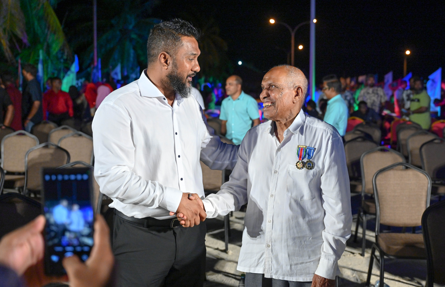 އުތުުރު ގޭޓްވޭ ޕްރޮޖެކްޓްގެ ތެރެއިން އެކަމަށް ހާއްސަ މައި އޮފީސް ހުޅުވުމަށް ހއ. އުލިގަމުގައި ބޭއްވި ހާއްސަ ރަސްމިއްޔާތުގައި ޖަސްޓިސް ރިޓަޔަޑް އިދްރީސް އާދަމާއި ރައްޔިތުންގެ މަޖިލިހުގެ ހިތަދޫ އުތުރު ދާއިރާގެ މެމްބަރު މުހައްމަދު ސިނާން ސަލާން ކުރައްވަނީ.--- ފޮޓޯ: ނިޝާން އަލީ | މިހާރު