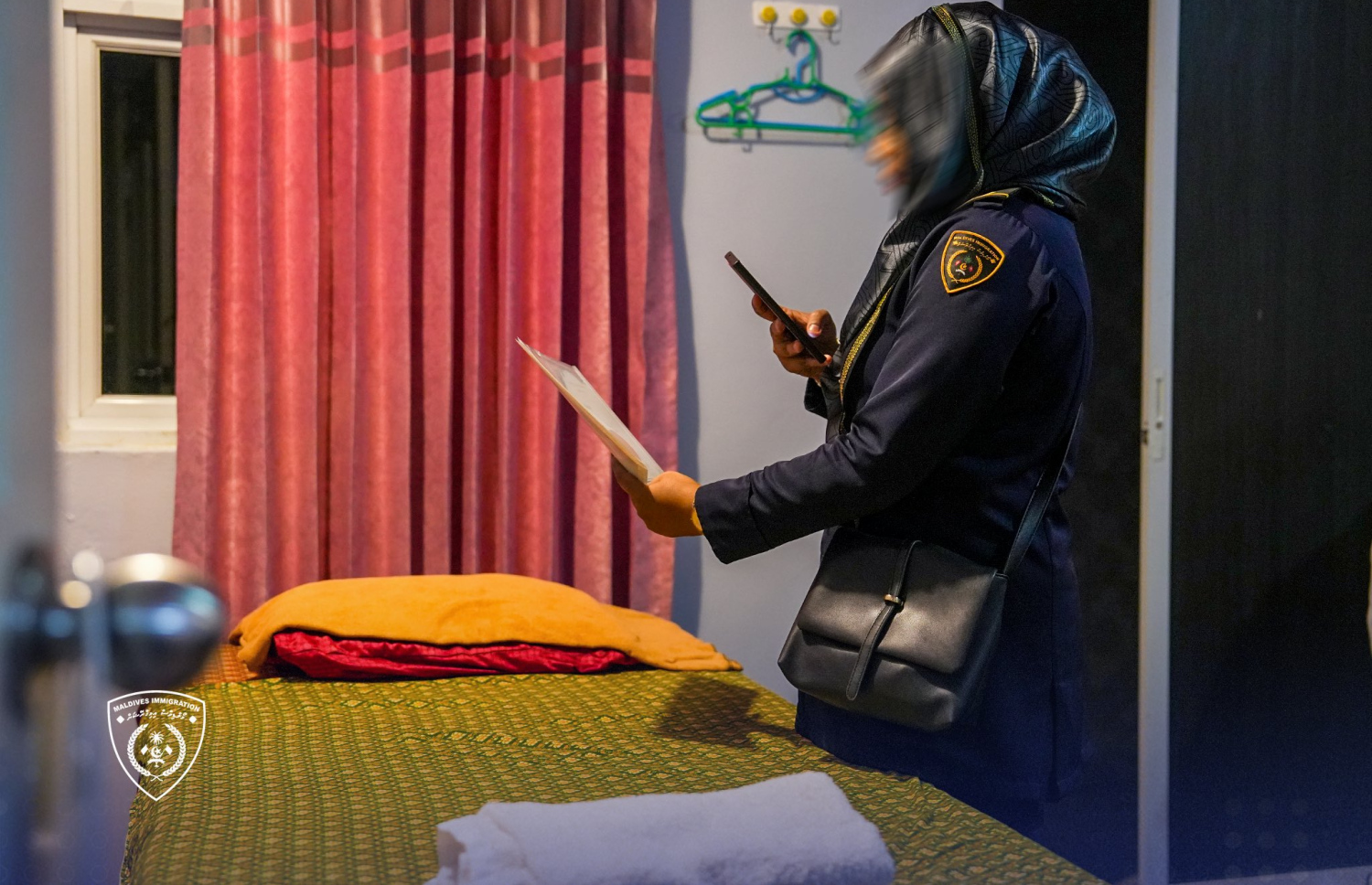 ސެލޫނާއި ސްޕާތަކުގެ ހާއްސަ އިންސްޕެކްޝަންގައި އިމިގްރޭޝަންގެ އޮފިސަރުން އެ ތަންތަނުގައި މަސައްކަތްކުރާ ބިދޭސީންގެ މައުލޫމާތު ނަގަނީ.-- ފޮޓޯ: އިމިގްރޭޝަން