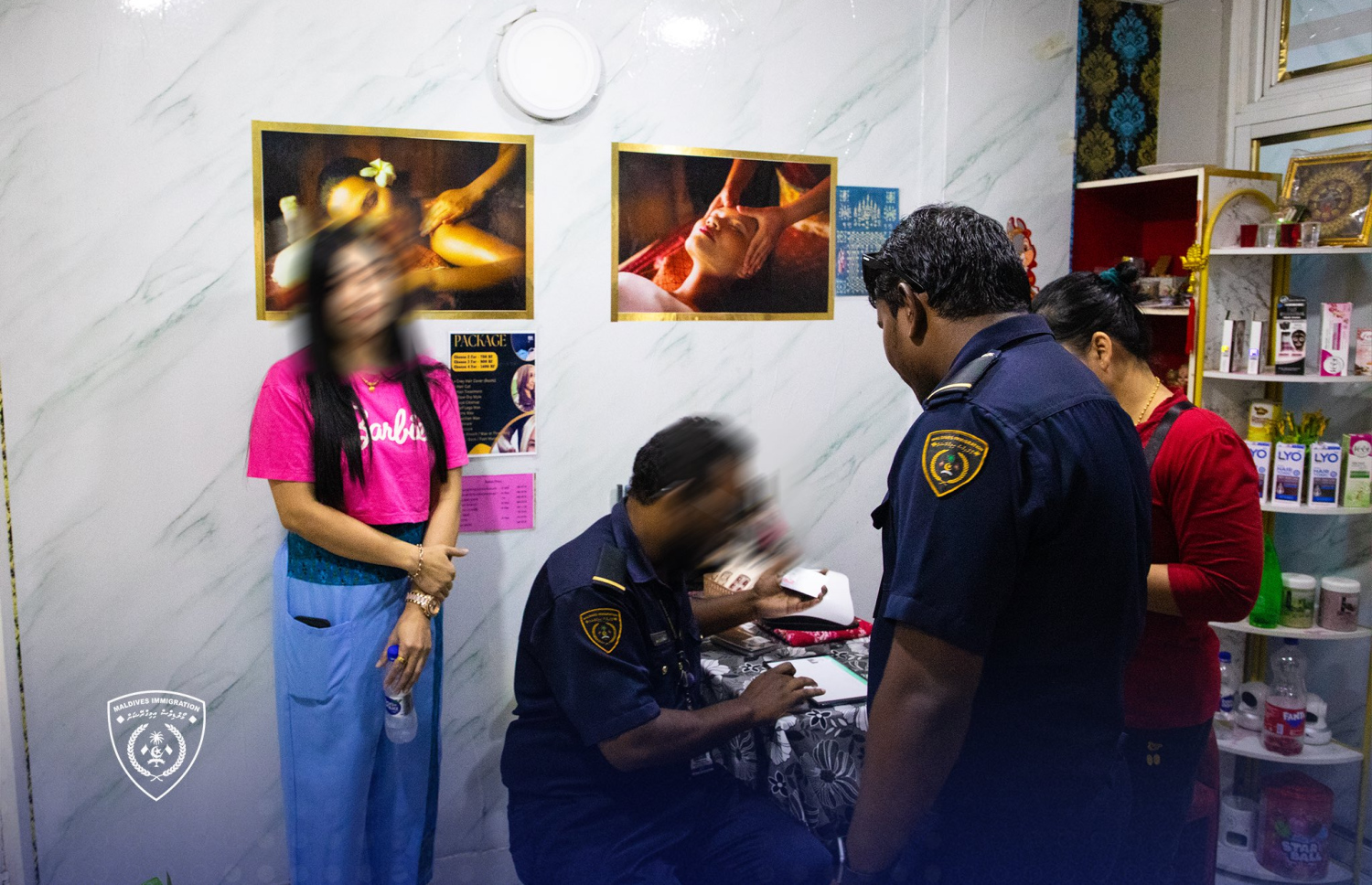 ސެލޫނާއި ސްޕާތަކުގެ ހާއްސަ އިންސްޕެކްޝަންގައި އިމިގްރޭޝަންގެ އޮފިސަރުން އެ ތަންތަނުގައި މަސައްކަތްކުރާ ބިދޭސީންގެ މައުލޫމާތު ނަގަނީ.-- ފޮޓޯ: އިމިގްރޭޝަން