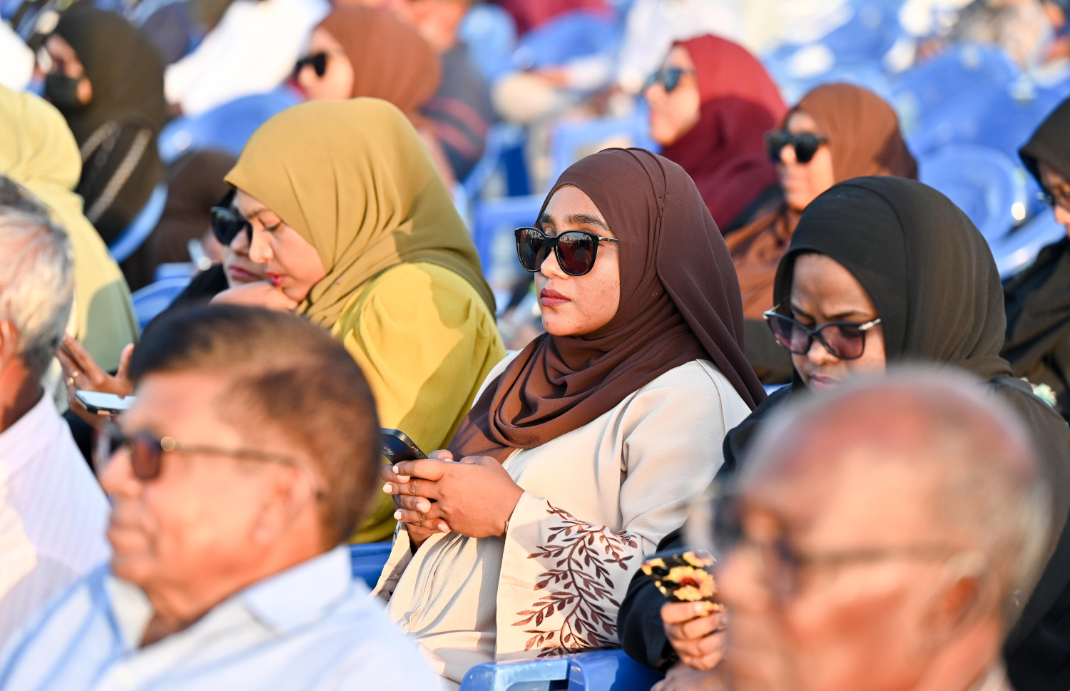 މޯލްޑިވްސް އިކޮނޮމިކް ގޭޓްވޭގައި ބަންކަރިން ހިދުމަތް ރަސްމީކޮށް ފެށުމަށް ހއ. ހޯރަފުށީގައި ބޭއްވި ހާއްސަ ރަސްމިއްޔާތުގައި އެ ރަށުގެ ބައެއް ރައްޔިތުން ބައިވެރިވަނީ.--- ފޮޓޯ: ނިޝާން އަލީ | މިހާރު