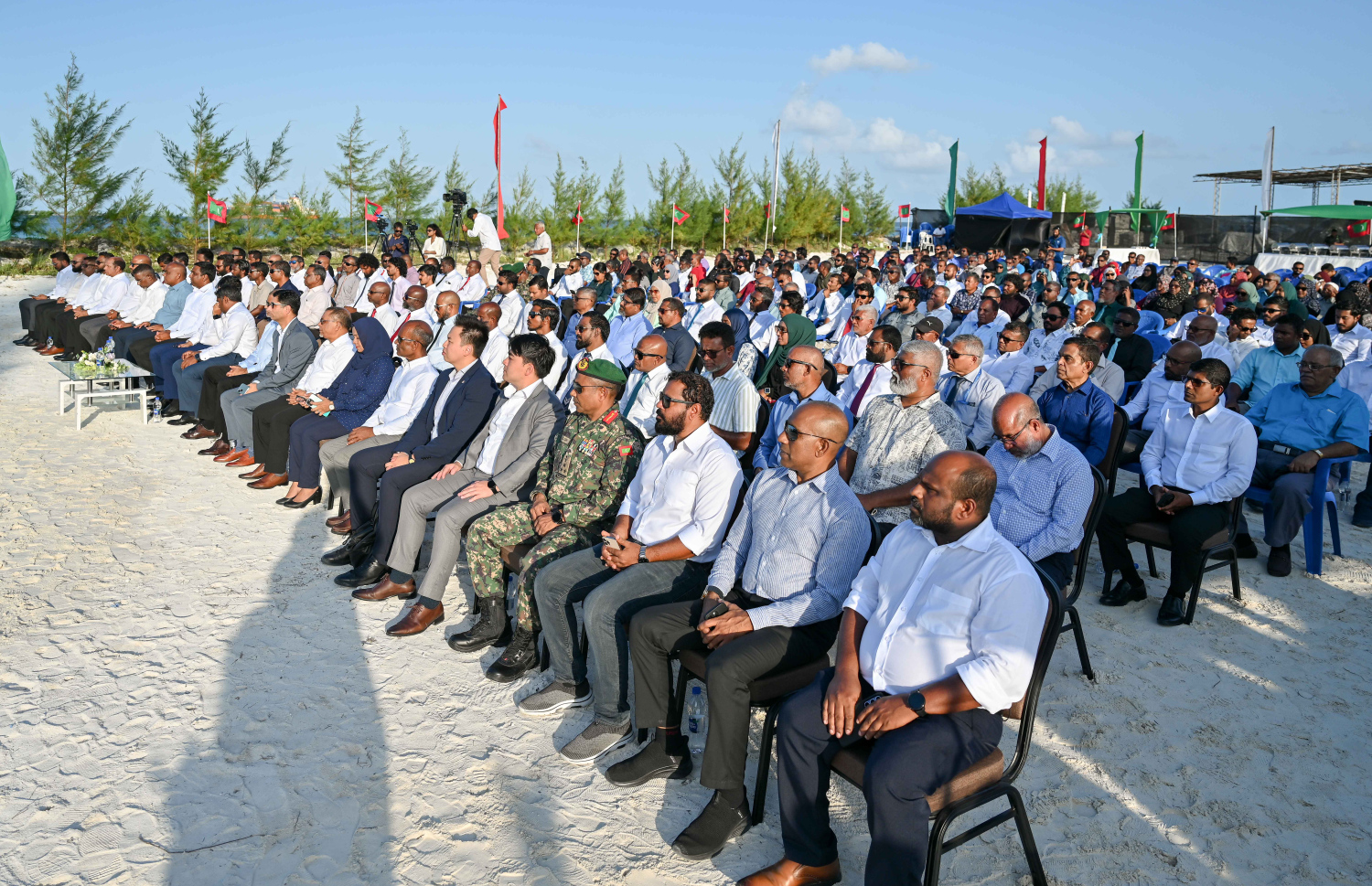މޯލްޑިވްސް އިކޮނޮމިކް ގޭޓްވޭގައި ބަންކަރިންގެ ހިދުމަތް ރަސްމީކޮށް ފެށުމަށް މިއަދު ހއ. ހޯރަފުށީގައި ބޭއްވި ހާއްސަ ރަސްމިއްޔާތުގައި ބައިވެރިވި މީހުން.-- ފޮޓޯ: ނިޝާން އަލީ | މިހާރު