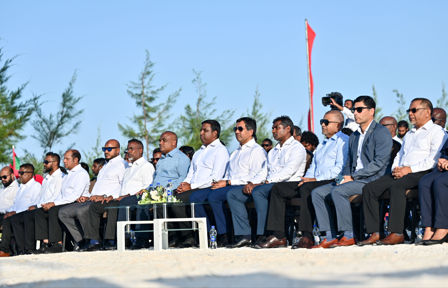 މޯލްޑިވްސް އިކޮނޮމިކް ގޭޓްވޭގައި ބަންކަރިންގެ ހިދުމަތް ރަސްމީކޮށް ފެށުމަށް ހއ. ހޯރަފުށީގައި ބޭއްވި ހާއްސަ ރަސްމިއްޔާތުގައި ސަރުކާރުގެ ބައެއް އިސްވެރިންނާއި އެކި ދާއިރާތަކުގެ ބައެއް ވެރިން ބައިވެރިވެވަޑައިގަންނަވަނީ.-- ފޮޓޯ: ނިޝާން އަލީ | މިހާރު