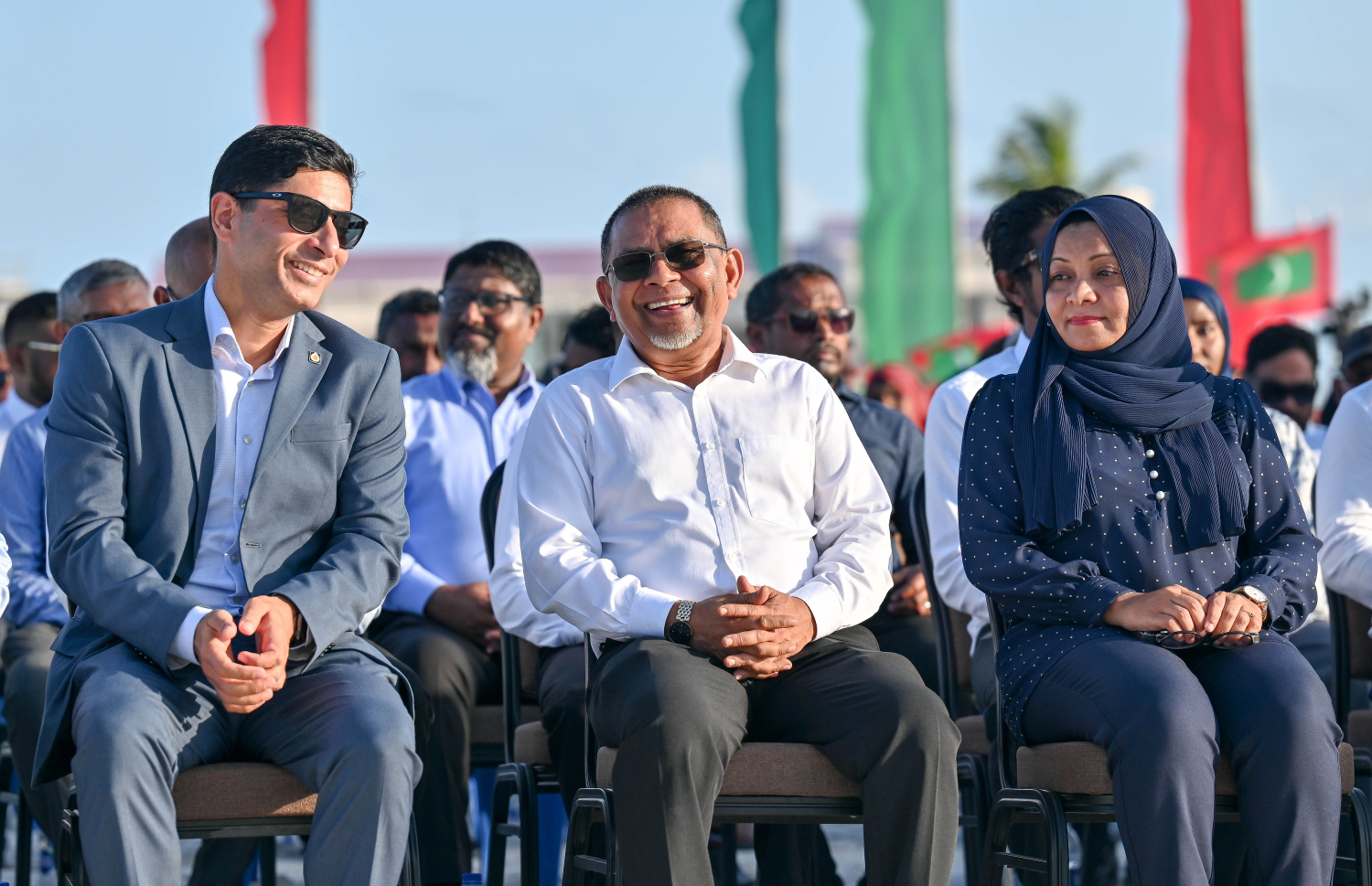 މޯލްޑިވްސް އިކޮނޮމިކް ގޭޓްވޭގައި ބަންކަރިންގެ ހިދުމަތް ރަސްމީކޮށް ފެށުމަށް ހއ. ހޯރަފުށީގައި ބޭއްވި ހާއްސަ ރަސްމިއްޔާތުގައި އެމްޕީއެލްގެ އެމްޑީ ވަޖީހު އާއި ވީޓޯލް ކުންފުނީގެ އިސްވެރިއަކު މަޝްވަރާ ކުރައްވަނީ.-- ފޮޓޯ: ނިޝާން އަލީ | މިހާރު