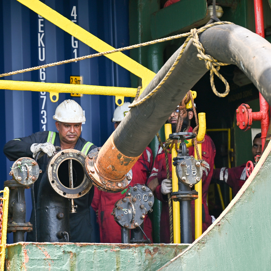 ބަންކަރިން ހިދުމަތް ދޭން ތެޔޮ ބޯޓާއި ކާގޯ ބޯޓު ކައިރިކޮށް، ފިއުލް ހޮޅި ގުޅަނީ.--- ފޮޓޯ: ނިޝާން އަލީ| މިހާރު