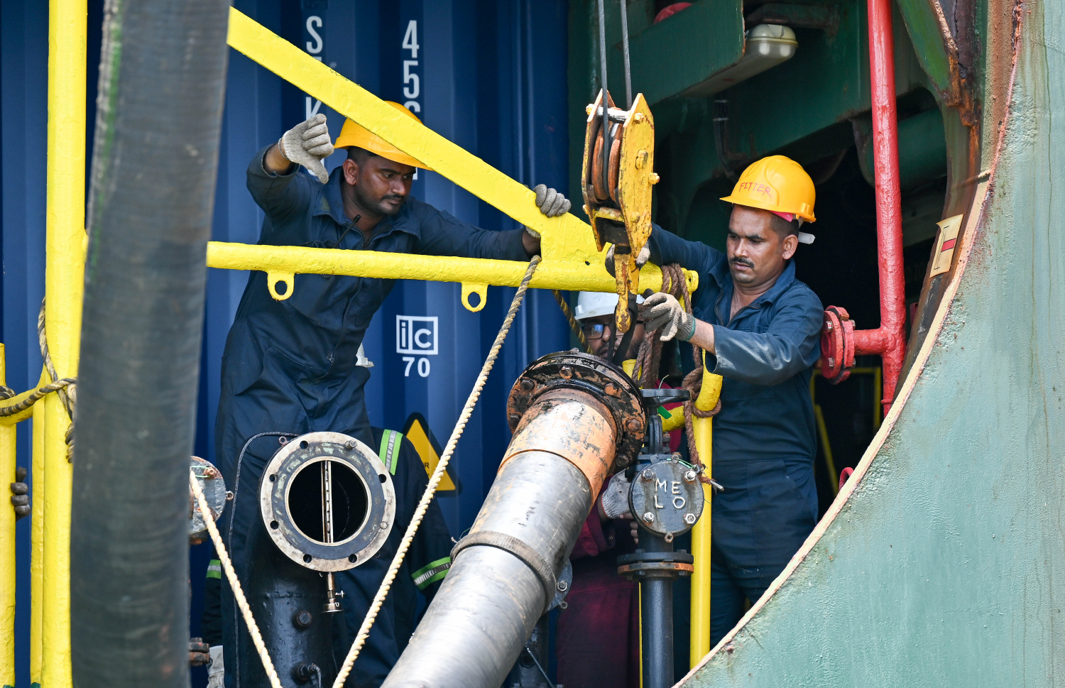 ބަންކަރިންގެ ހިދުމަތް ދޭން ތެޔޮ ބޯޓާއި ކާގޯ ބޯޓު ކައިރިކޮށް، ފިއުލް ހޮޅި ގުޅަނީ.--- ފޮޓޯ: ނިޝާން އަލީ| މިހާރު