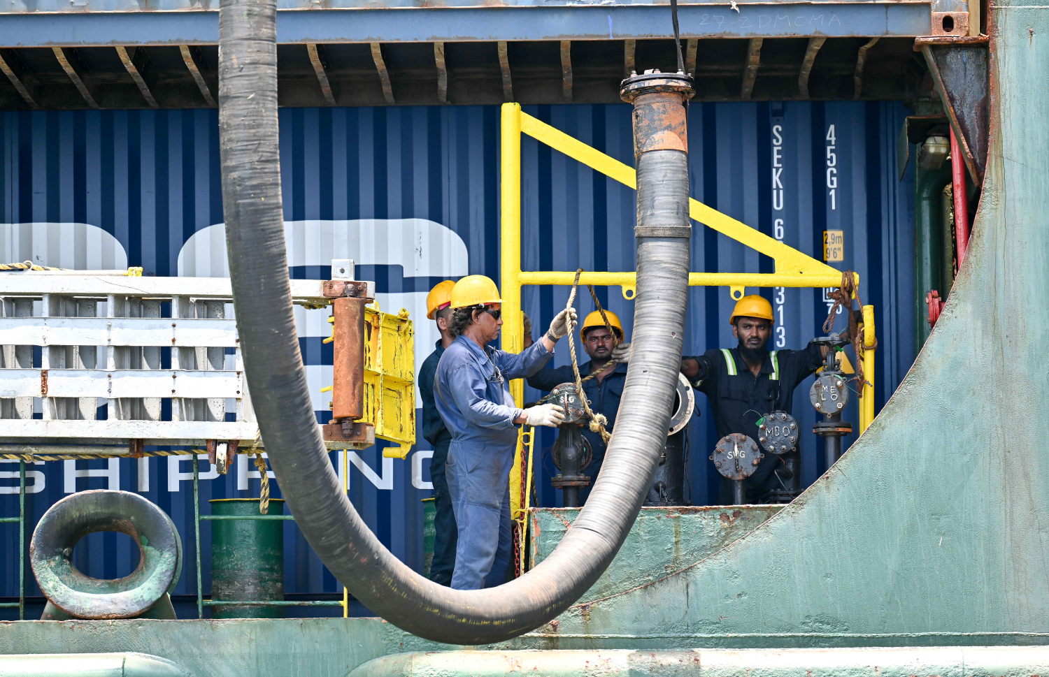 ތެޔޮ އެޅުމަށް ބޭނުންވާ ހޮޅި ގުޅާލަނީ. މިދިޔަ ބުރާސްފަތި ދުވަހު އެސްޓީއޯއިން ވަނީ އޮފްޝޯ ބަންކަރިން ހިދުމަތް ދޭން ފަށާފައި. -- ފޮޓޯ: ނިޝާން އަލީ | މިހާރު