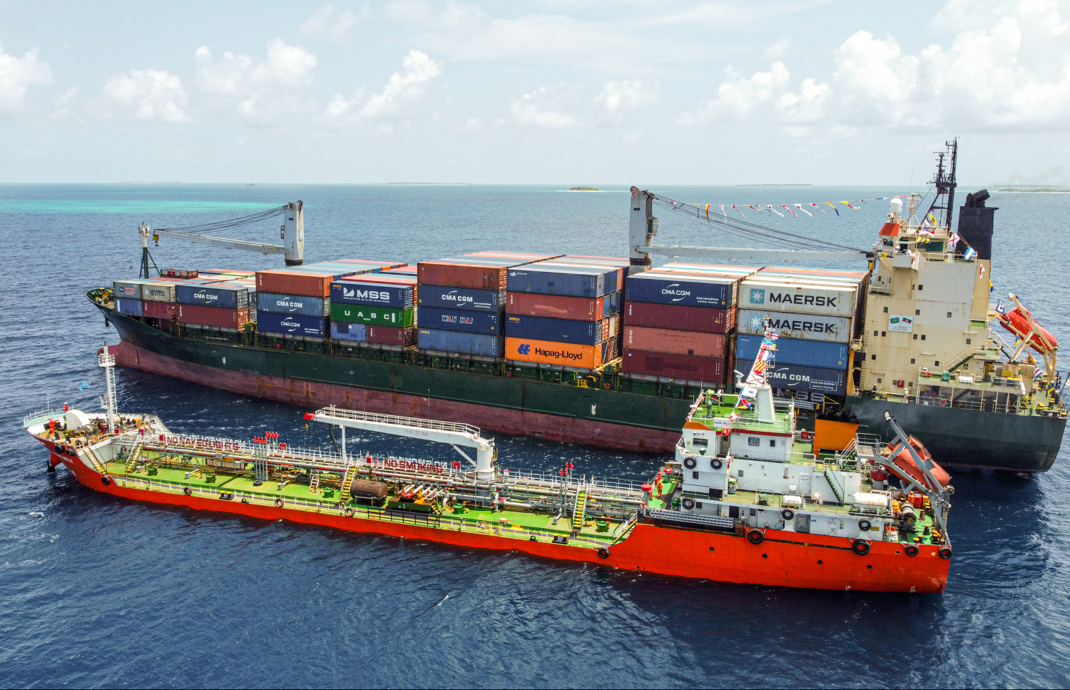 ބަންކަރިން ހިދުމަތް ދޭން އެމްޓީ މެރިން ބެލާ، ކާގޯ ބޯޓާ ކައިރިކުރަނީ-- ފޮޓޯ: ނިޝާން އަލީ | މިހާރު