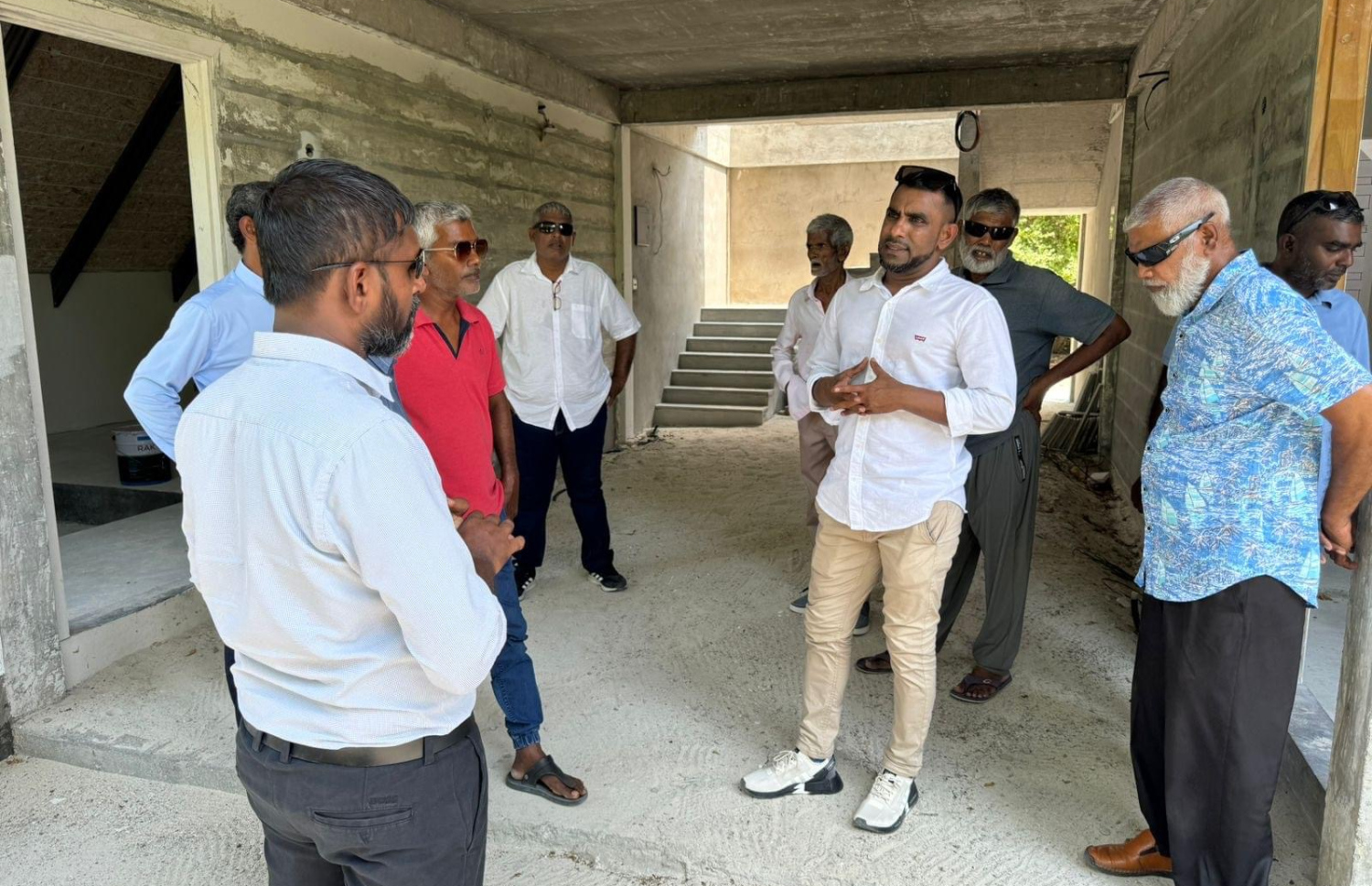 ޓޫރިޒަމް މިނިސްޓަރު އިބްރާހިމް ފައިސަލް ވަށަފަރު ސިޓީ ހޮޓަލުގެ މަސައްކަތް ބައްލަވާލައްވަނީ.