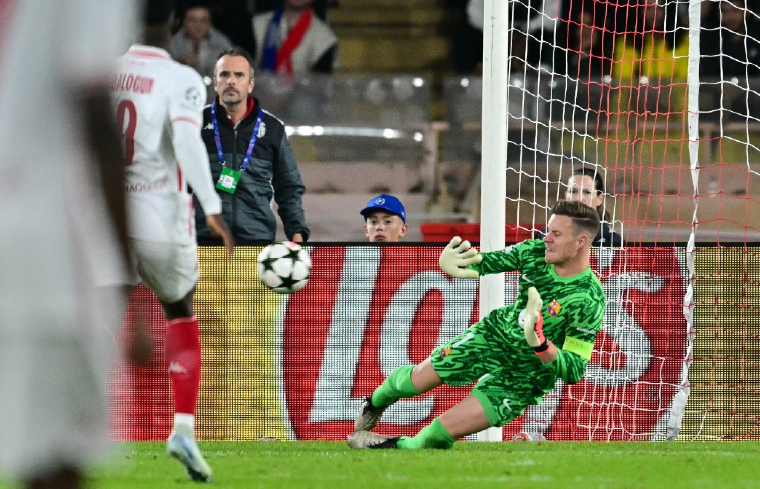 މޮނާކޯ މޮޅުވި ގޯލު ޖެހި ވަގުތު ބާސާގެ ކެޕްޓަން، ކީޕަރު މާކް އަންޑްރޭ ޓާ ސްޓޭގެން.-- ފޮޓޯ: އޭއެފްޕީ