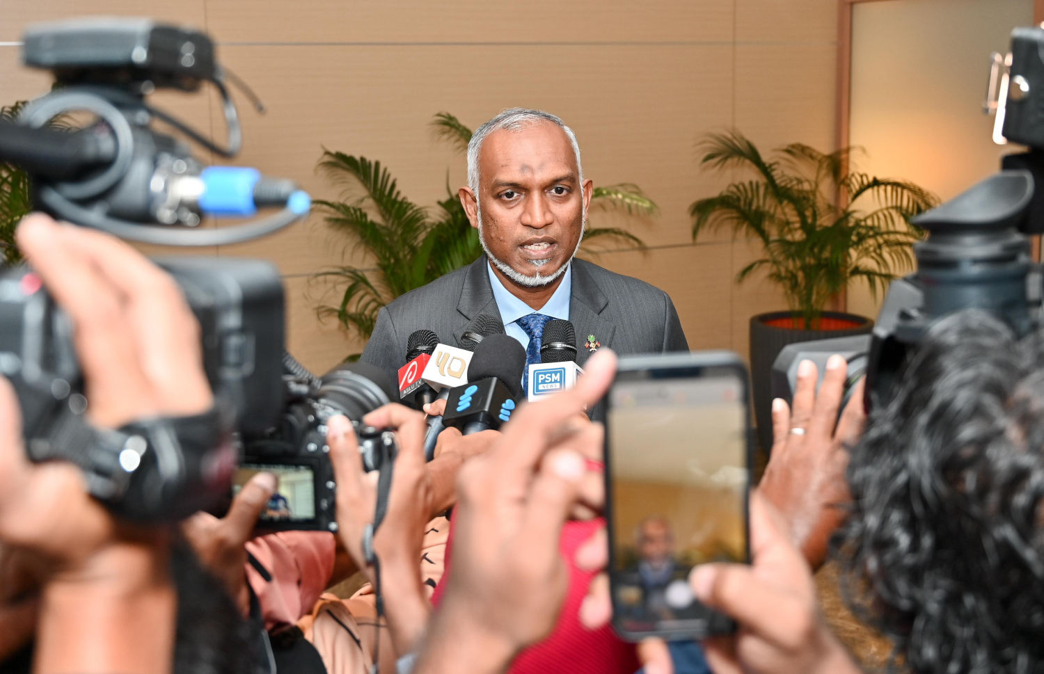 އދ. ގެ އާންމު މަޖިލީހުގެ ބައްދަލުވުމުގައި ބައިވެރިވެވަޑައިގަތުމަށް ރައީސް ޑރ. މުހައްމަދު މުއިއްޒު އެމެރިކާއަށް ފުރާވަޑައިގަތުމުގެ ކުރިން ވެލާނާ އެއާޕޯޓުގައި ނޫސްވެރިންނަށް އިންޓަވިއުއެއް ދެއްވަނީ.-- ފޮޓޯ: ފަޔާޒް މޫސާ | މިހާރު