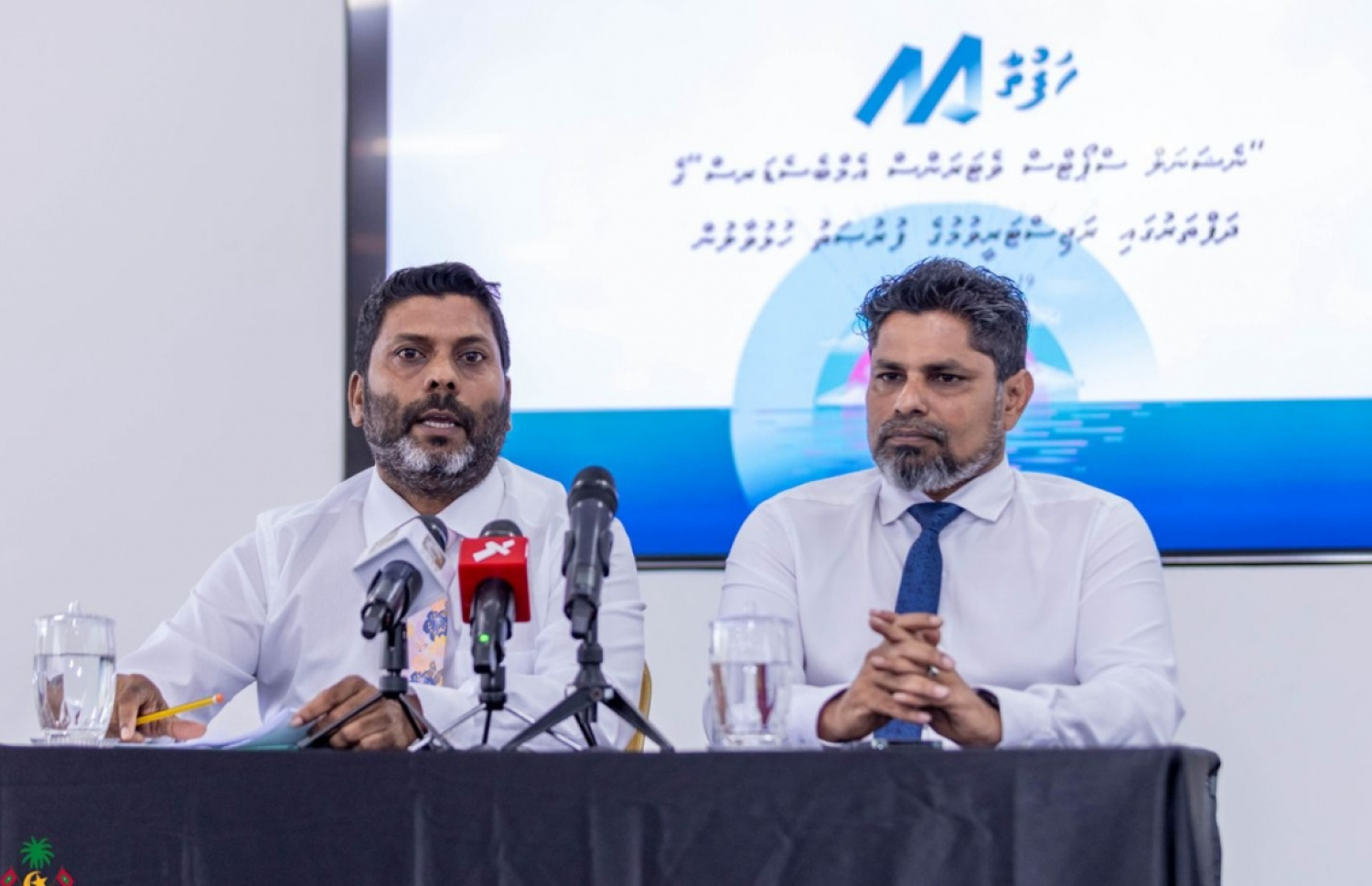 ސްޕޯޓްސް މިނިސްޓަރު ރާފިއު (ވ) އާއި ސްޕޯޓްސް ކޮމިޝަނަރު ތޮލާލް ނޫސްވެރިންނާ ވާހަކަ ދައްކަވަނީ.