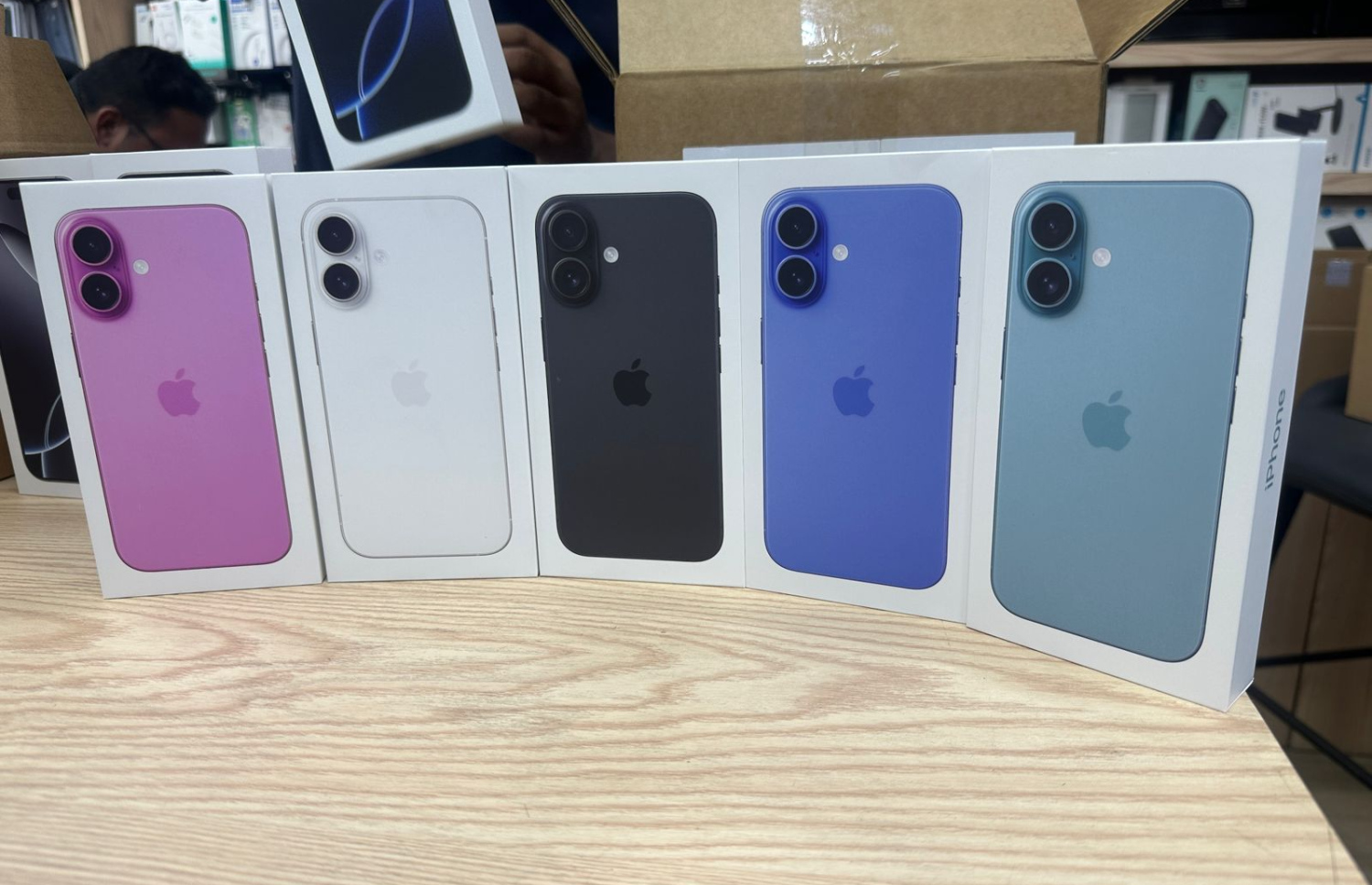 އެފަލްއިން އެންމެ ފަހުން ނެރުނު އައިފޯން 16 ސީރީޒްގެ ފޯނުތައް ބެސްޓްބައި މޮބައިލްގެ ފިހާރައެއްގައި ޑިސްޕްލޭކޮށްފައި.-- ފޮޓޯ: ބެސްޓްބައި މޯބައިލް