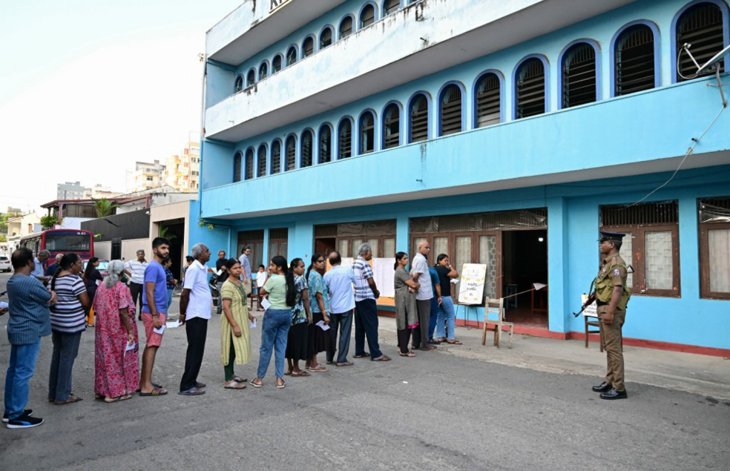 ސްރީ ލަންކާގައި ރައީސަކު ހޮވަން އިއްޔެ ވޯޓުލާން މީހުން ކިއޫގައި. -- ފޮޓޯ: އޭއެފްޕީ