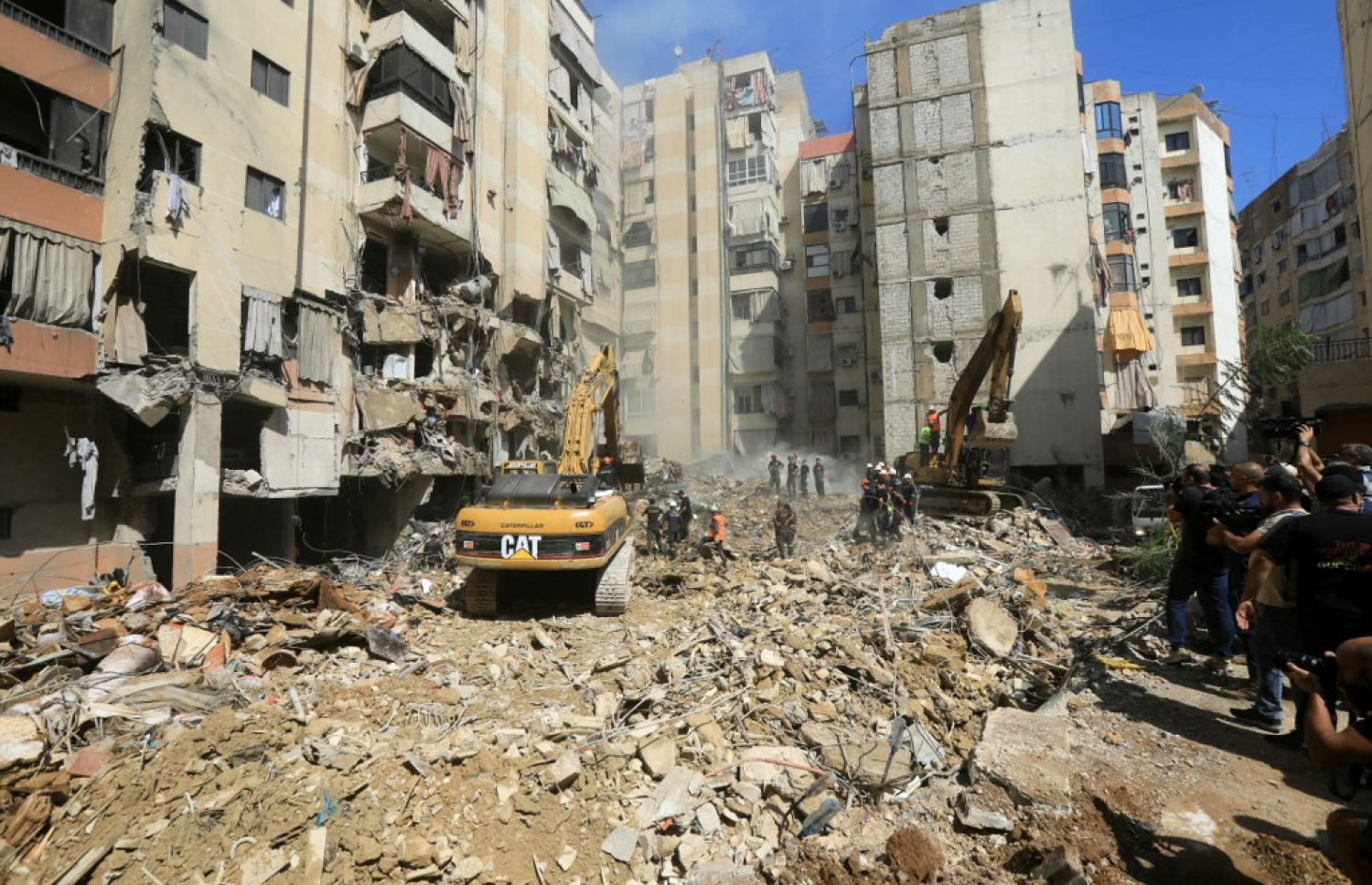 ލުބްނާންގެ ބައިރޫތުގައި ހިޒްބުﷲ ޖަމާއަތުގެ ބައްދަލުވުމެއް ކުރިއަށްދަނިކޮށް އިޒްރޭލުން ދިން ހަމަލާއަށް ފަހު އިމާރާތް ބިމާ ހަމަވެފައި ވާއިރު ތަން ސާފުކޮށް މީހުން ހޯދުމުގެ މަސައްކަތްކުރަނީ. -- ފޮޓޯ: އޭއެފްޕީ