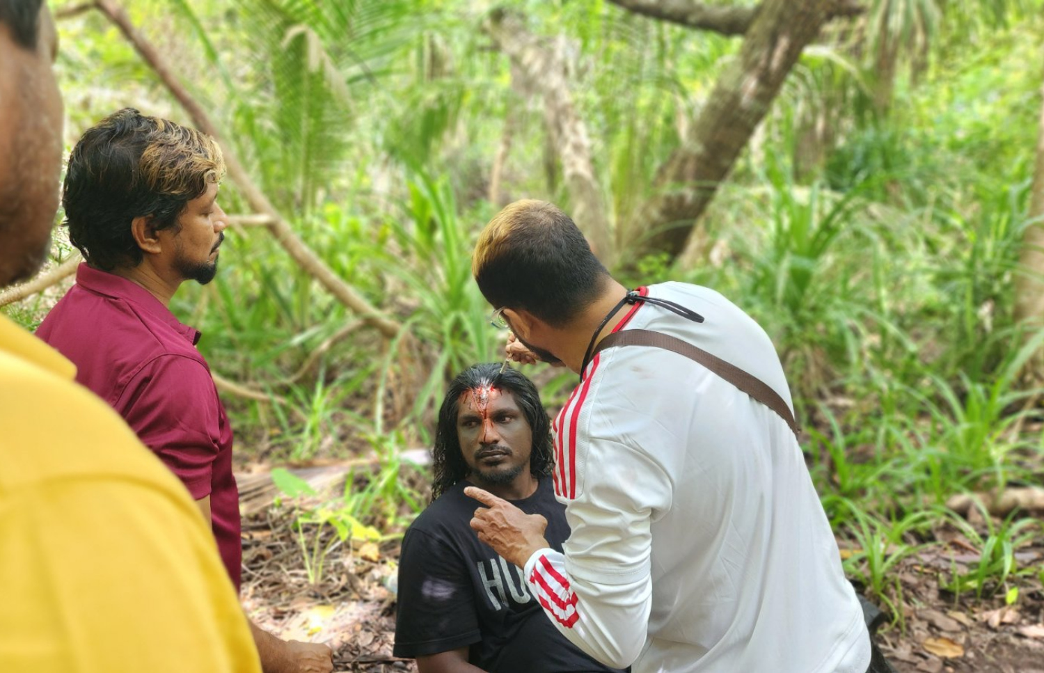 ފިލްމު ސާޔާގެ ސެޓުގައި މަނިކު ސްޕެޝަލް މޭކަޕްކުރަނީ.