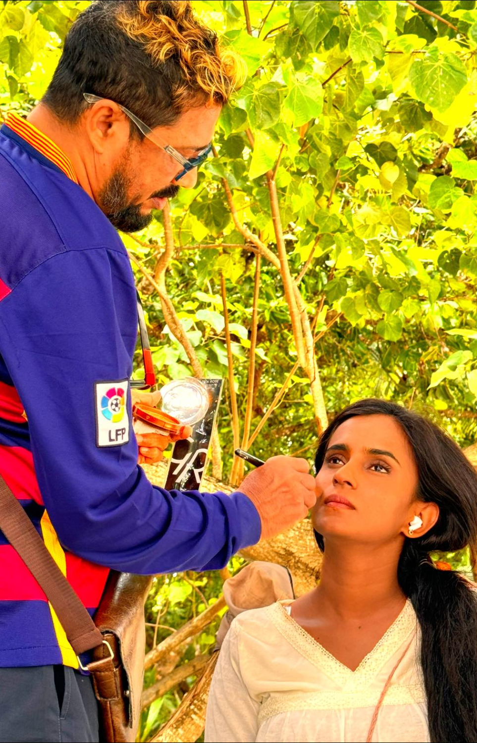 ފިލްމު ސާޔާގެ ސެޓުގައި މަނިކު، ބަތަލާ އާޝާގެ މޭކަޕްކޮށްދެނީ.