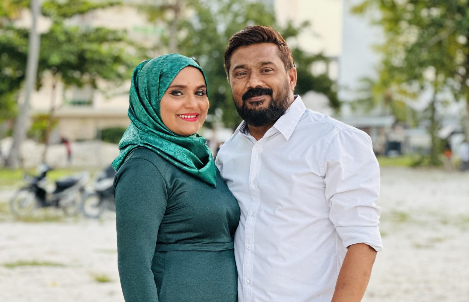 މުހައްމަދު މަނިކު އޭނާގެ އަންހެނުން ޝީލާ ނަޖީބުއާ އެކު.