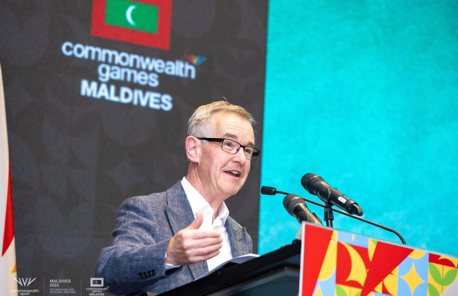 ކޮމަންވެލްތު ގޭމްސް ފެޑެރޭޝަންގެ ރައީސް ކްރިސް ޖެންކިންސް މިއަދު ރާއްޖޭގައި ފެށި އެ ޖަމިއްޔާގެ އޭޝިއާ އޯޝޭނިއާ ބައްދަލުވުމުގައި ވާހަކަ ދައްކަނީ: އެއީ ރާއްޖޭގައި މިހާތަނަށް ބާއްވާ ކުޅިވަރުގެ އެންމެ ބޮޑު ބައްދަލުވުން --- ފޮޓޯ: އެމްއޯސީ