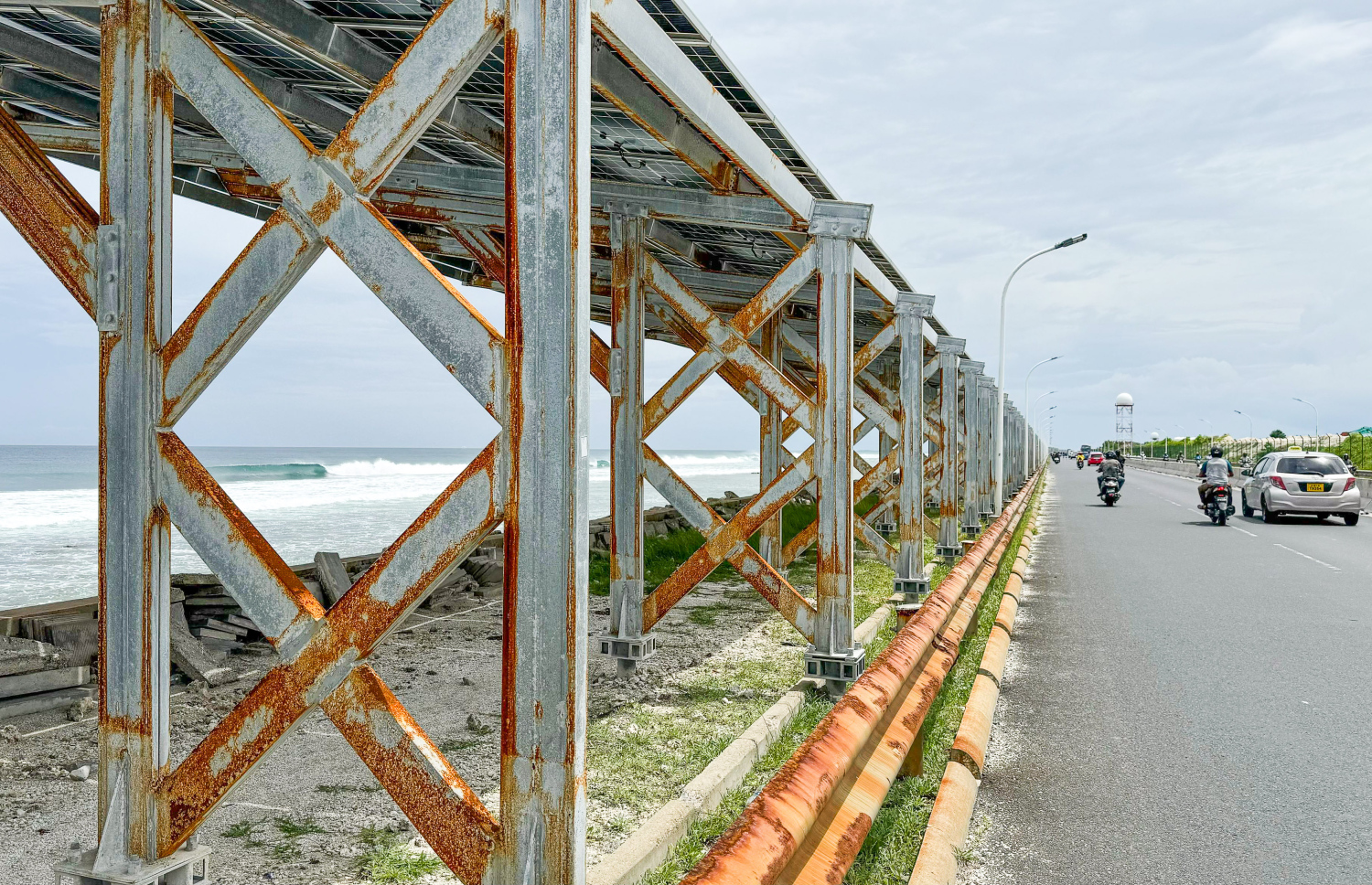 މާލެ-ހުޅުމާލެ ހައިވޭގެ މެދުގައި ހަރުކޮށްފައި ހުރި ސޯލާ ޕެނަލްތައް: މި ޕެނަލްތަކުގެ ސްޓްރަކްޗާގައި ހުރީ ވަރަށް ބޮޑަށް ދަބަރު ޖަހައިފައި.-- ފޮޓޯ: ނިޝާން އަލީ | މިހާރު