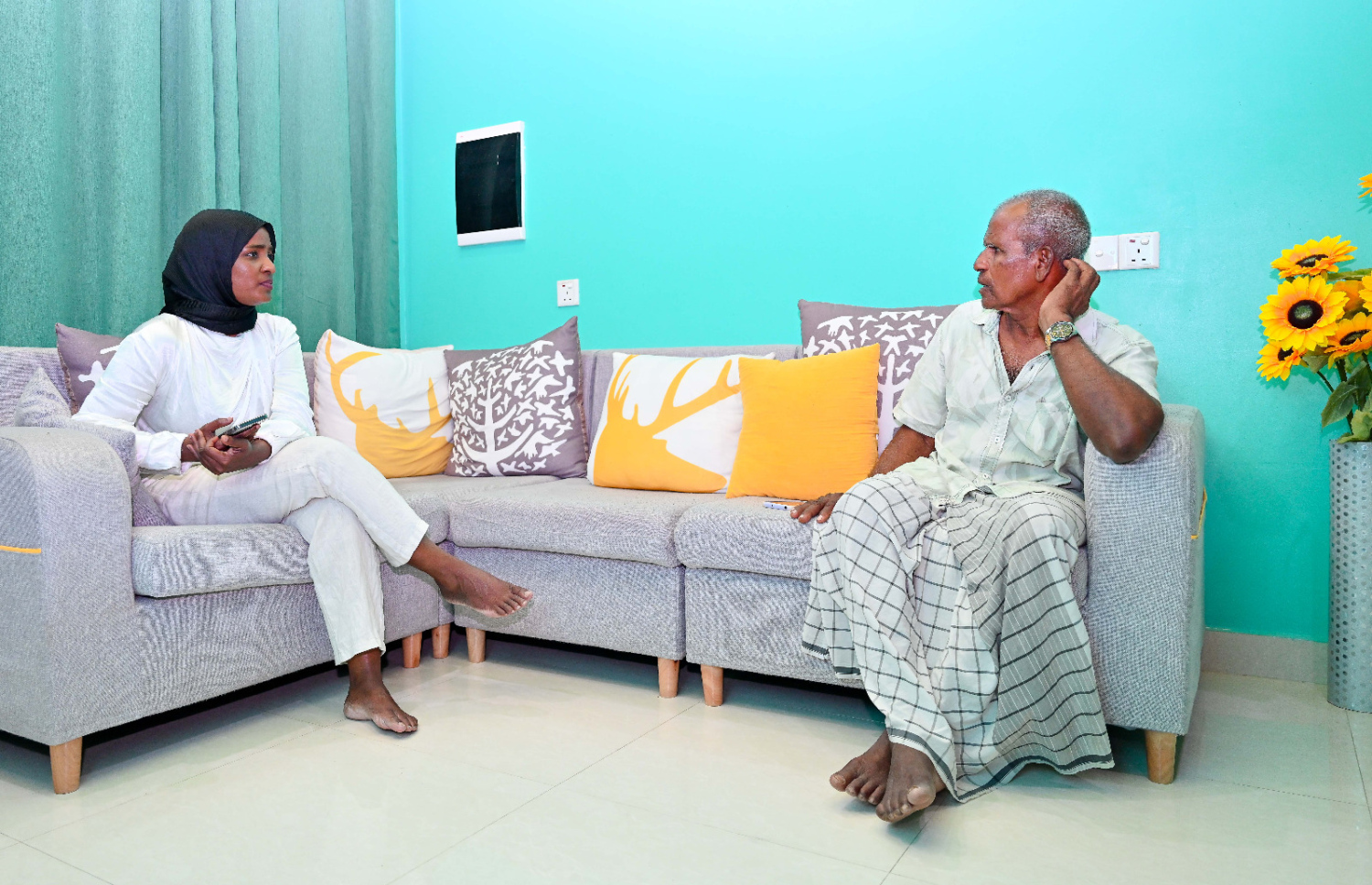 އުލިގަމުގެ ތަޖުރިބާކާރު ކެޔޮޅު ހަސަން އަހުމަދުފުޅު، އެ ރަށަށް އަންނަ ބޭރުގެ އުޅަނދުތަކުގެ އެކި ހަނދާންތައް ކިޔައިދެނީ. -- ފޮޓޯ: ނިޝާން އަލީ / މިހާރު