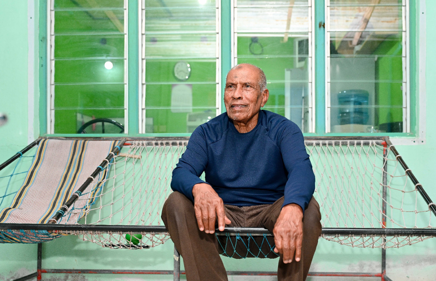 އުލިގަމުގެ ކުރީގެ ކަތީބު އަދި ރިޓަޔާޑް މެޖިސްޓްރޭޓް އިދުރީސް އާދަމް ރަށުގެ ކުރީގެ ވާހަކަތައް "މިހާރު" އާ ހިއްސާކުރައްވަނީ. -- ފޮޓޯ: ނިޝާން އަލީ/މިހާރު