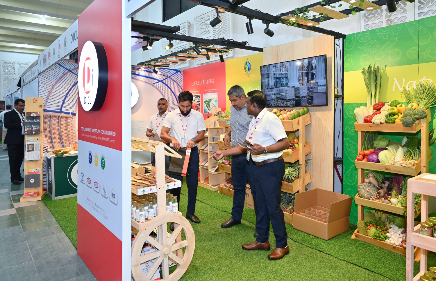 އެފްއެޗްއޭއެމް ސްޓޯލެއްގައި ބަޔަކު. އެ އެކްސްޕޯގައި 100 އަށް ވުރެ ސްޓޯލު އެބަހުރި -- ފޮޓޯ: ނިޝާން އަލީ / މިހާރު