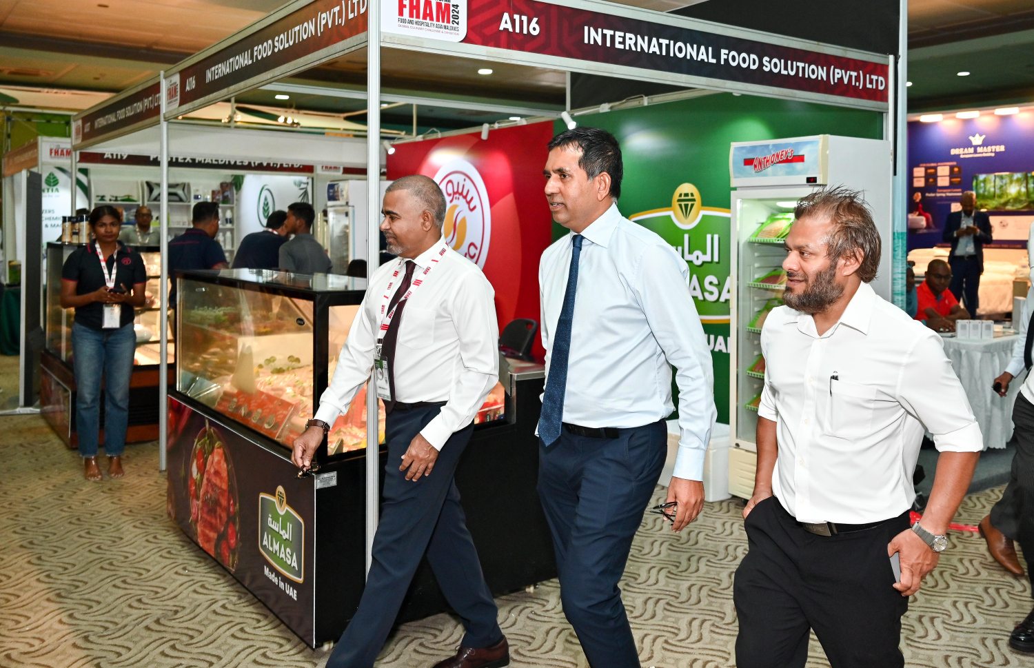 މިނިސްޓަރު ސައީދު ސްޓޯލުތައް ބައްލަވާ ލައްވަނީ. -- ފޮޓޯ: ނިޝާން އަލީ | މިހާރު