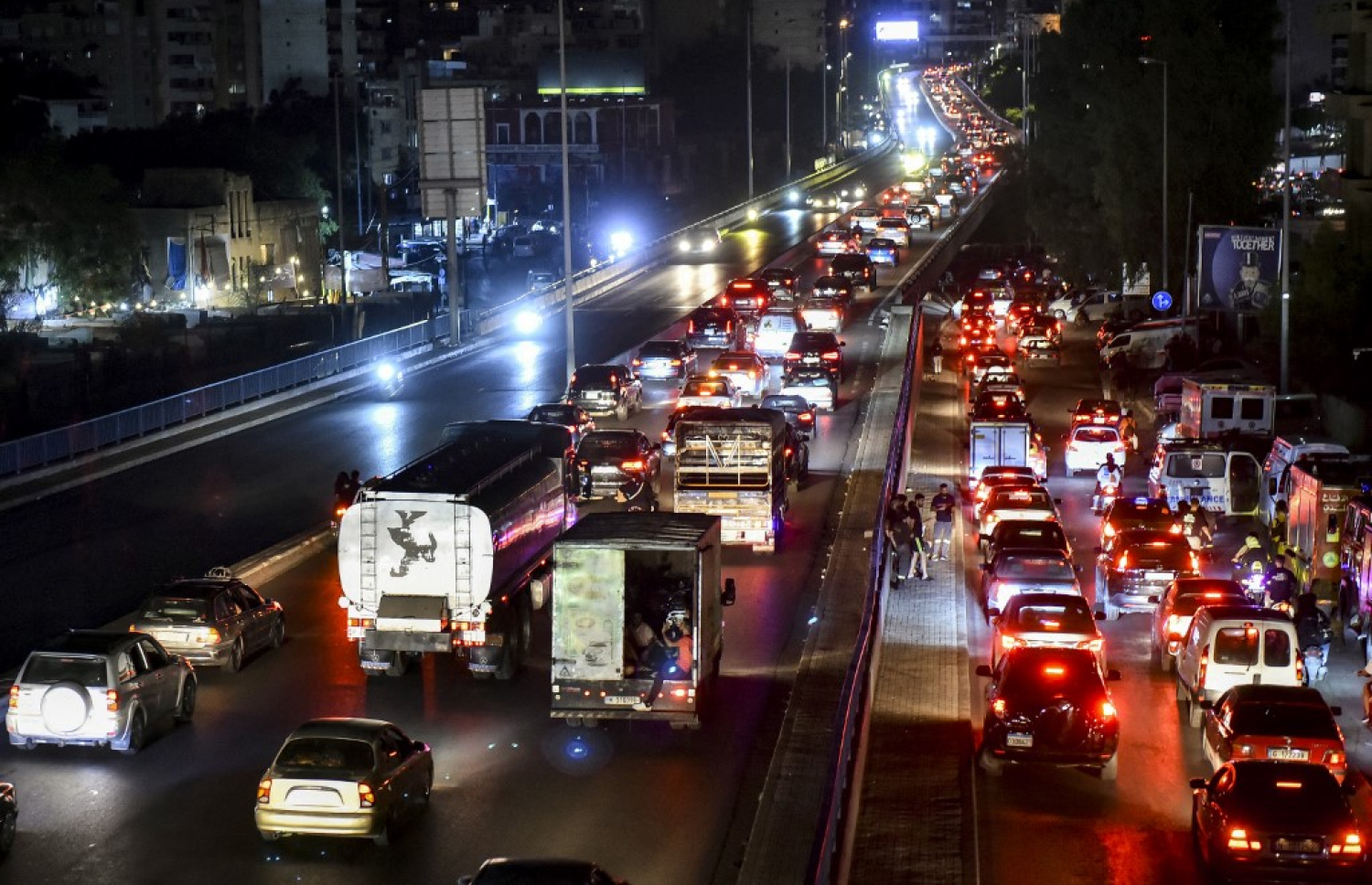 އިޒްރޭލުން ލުބްނާނަށް ދެމުންދާ ހަމަލާތަކާ ހެދި އާންމުން ރައްކާތެރި ހިސާބުތަކަށް ދިއުމަށް މަސައްކަތްކުރާއިރު ވެހިކަލްތަކުން މަގުތައް ތޮއްޖެހިފައި. -- ފޮޓޯ: އޭއެފްޕީ