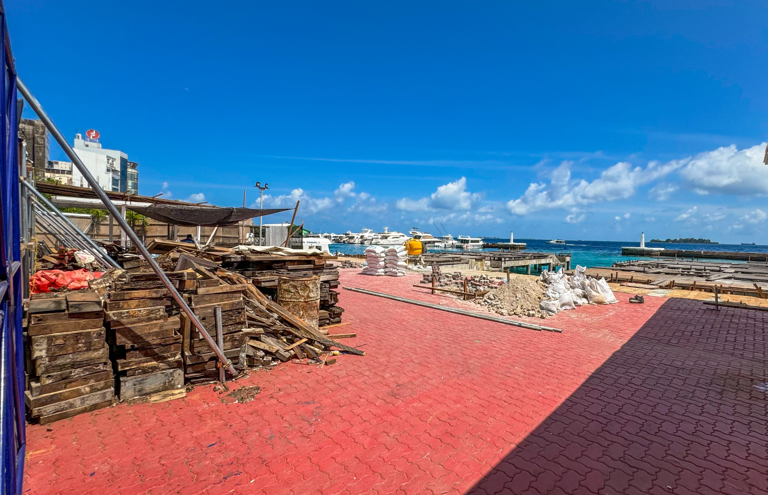 ރަސްމީ ފާލަން އަލުން މަރާމާތުކުރަން އެ ތަން ރޫޅާލާފައި.-- ފޮޓޯ: ނިޝާން އަލީ/ މިހާރު