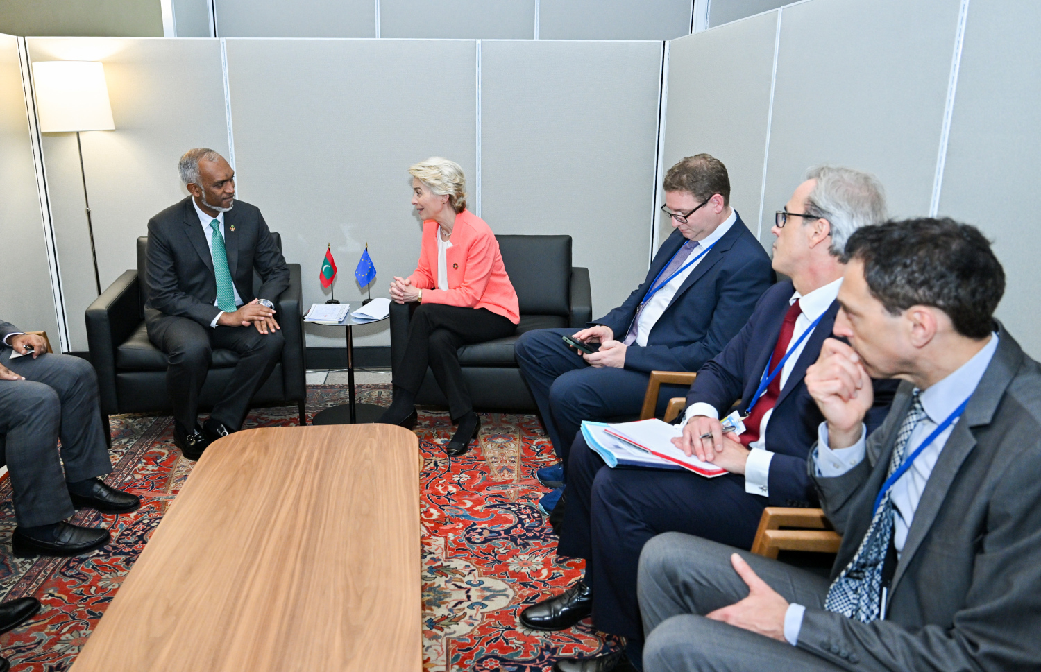 ރައީސް ޑރ. މުހައްމަދު މުއިއްޒު، ޔޫރަޕިއަން ކޮމިޝަންގެ ރައީސާ އުރުސުލާ ވޮން ޑަ ލަޔަންއާ ބައްދަލުކުރައްވަނީ.-- ފޮޓޯ: ރައީސް އޮފީސް