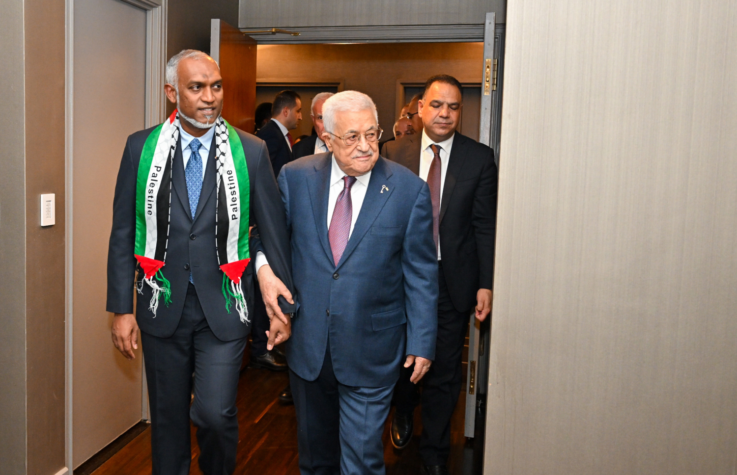 ރައީސް މުއިއްޒު މިދިޔަ ހޯމަ ދުވަހު ފަލަސްތީނުގެ ރައީސް މަހުމޫދު އައްބާސްއާ އެކު އދ. ގެ މައި މަރުކަޒުގައި.--ފޮޓޯ: ރައީސް އޮފީސް