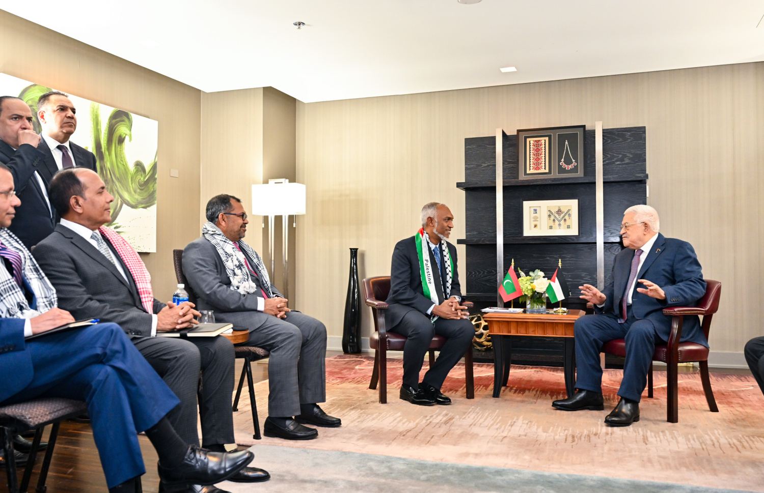 ރައީސް މުއިއްޒާއި ފަލަސްތީންގެ ރައީސް މަހުމޫދު އައްބާސް މިދިޔަ ސެޕްޓެމްބަރު މަހު އދ. ގެ މައި މަރުަކަޒުގައި ބައްދަލުކުރައްވަނީ.---ފޮޓޯ: ރައީސް އޮފީސް