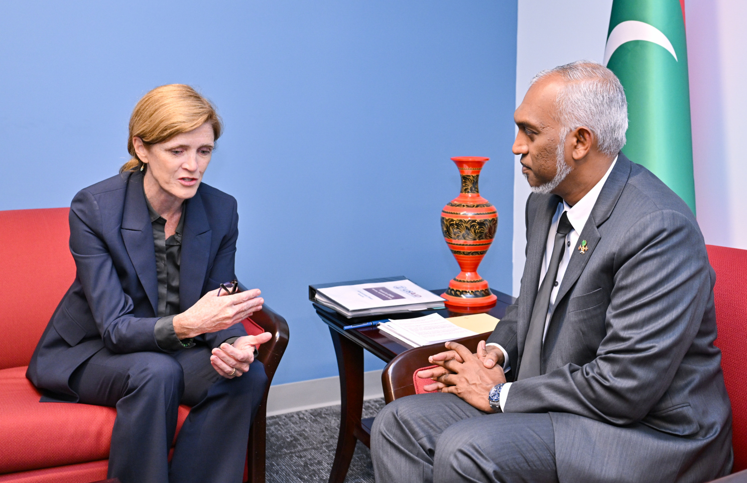 ރައީސް ޑރ. މުހައްމަދު މުއިއްޒު، ޔޫއެސްއެއިޑްގެ އެޑްމިނިސްޓްރޭޓަރު ސަމަންތާ ޕަވައާ ބައްދަލުކުރައްވަނީ.-- ފޮޓޯ: ރައީސް އޮފީސް