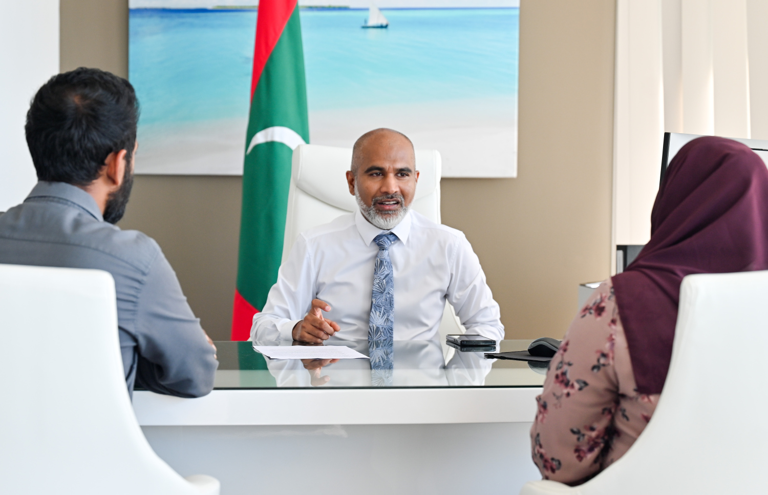 މިދިޔަ އަންގާރަ ދުވަހު އެޑިޔުކޭޝަން މިނިސްޓަރު ޑރ. އިސްމާއިލް ޝަފީއު "މިހާރު"އާ ވާހަަކަ ދައްކަވަނީ. -- ފޮޓޯ: ނިޝާން އަލީ | މިހާރު